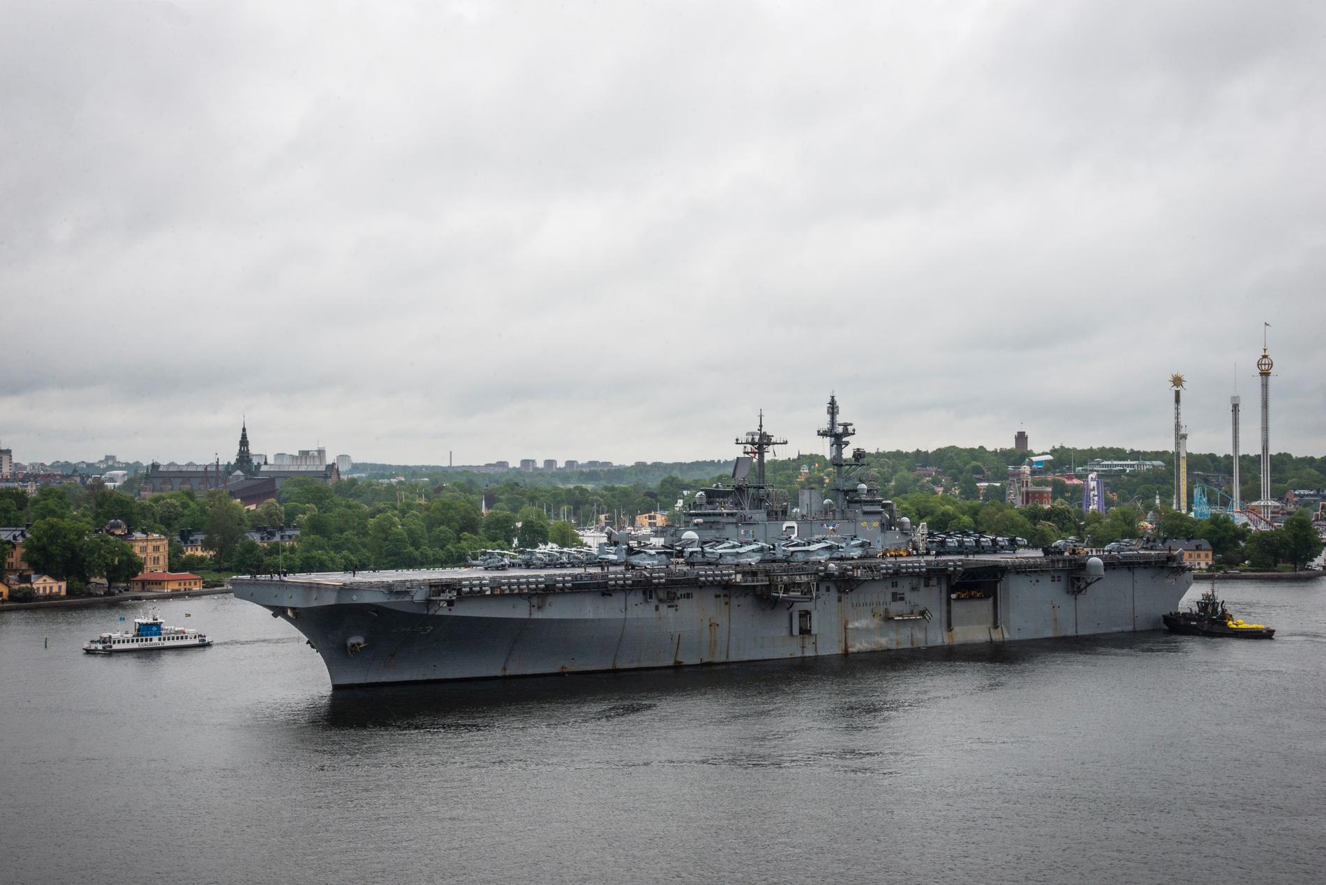 257 meter lång är hon, amerikanskan USS Kearsarge. 