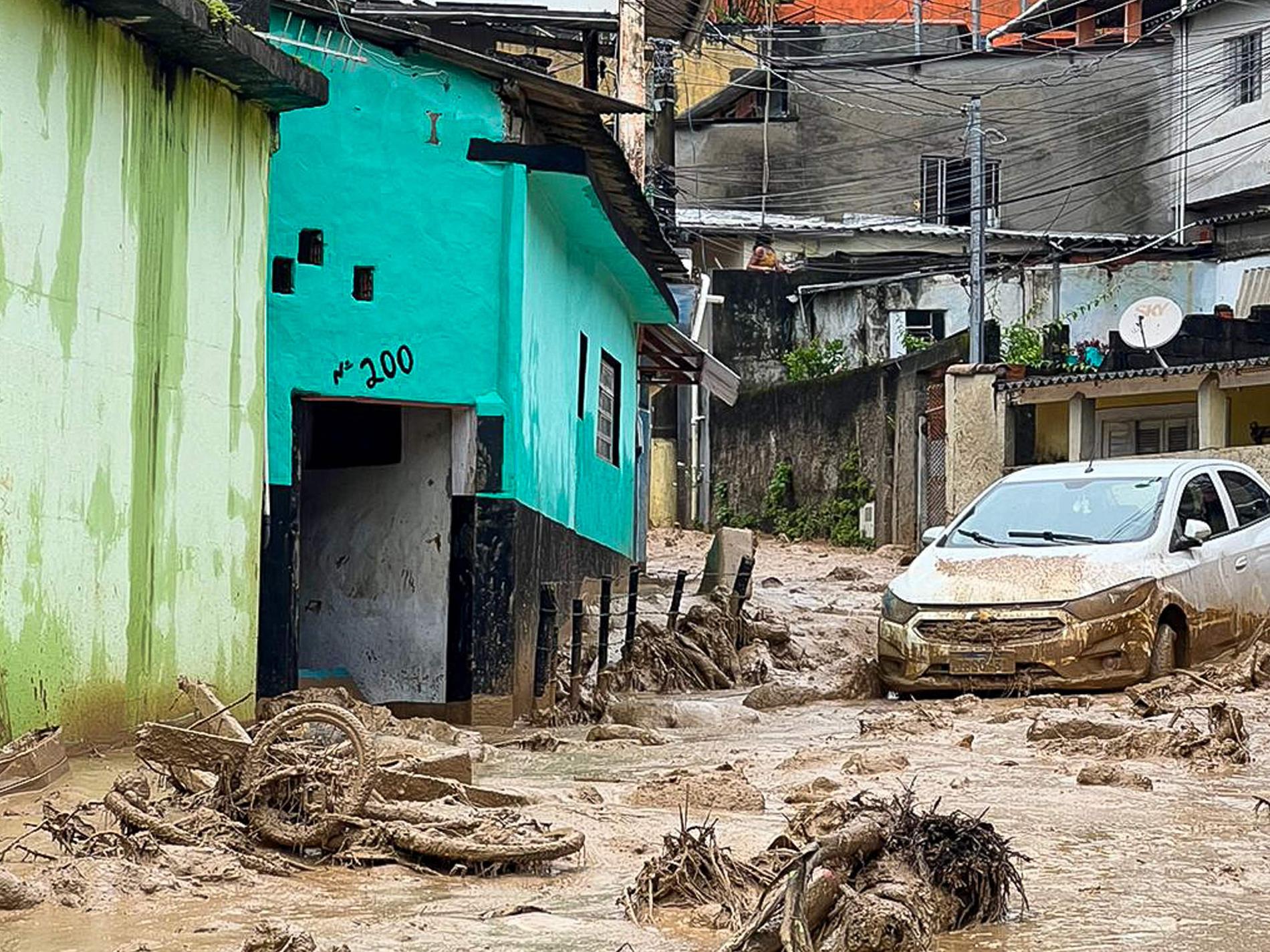 Minst 19 döda efter skyfall i Brasilien