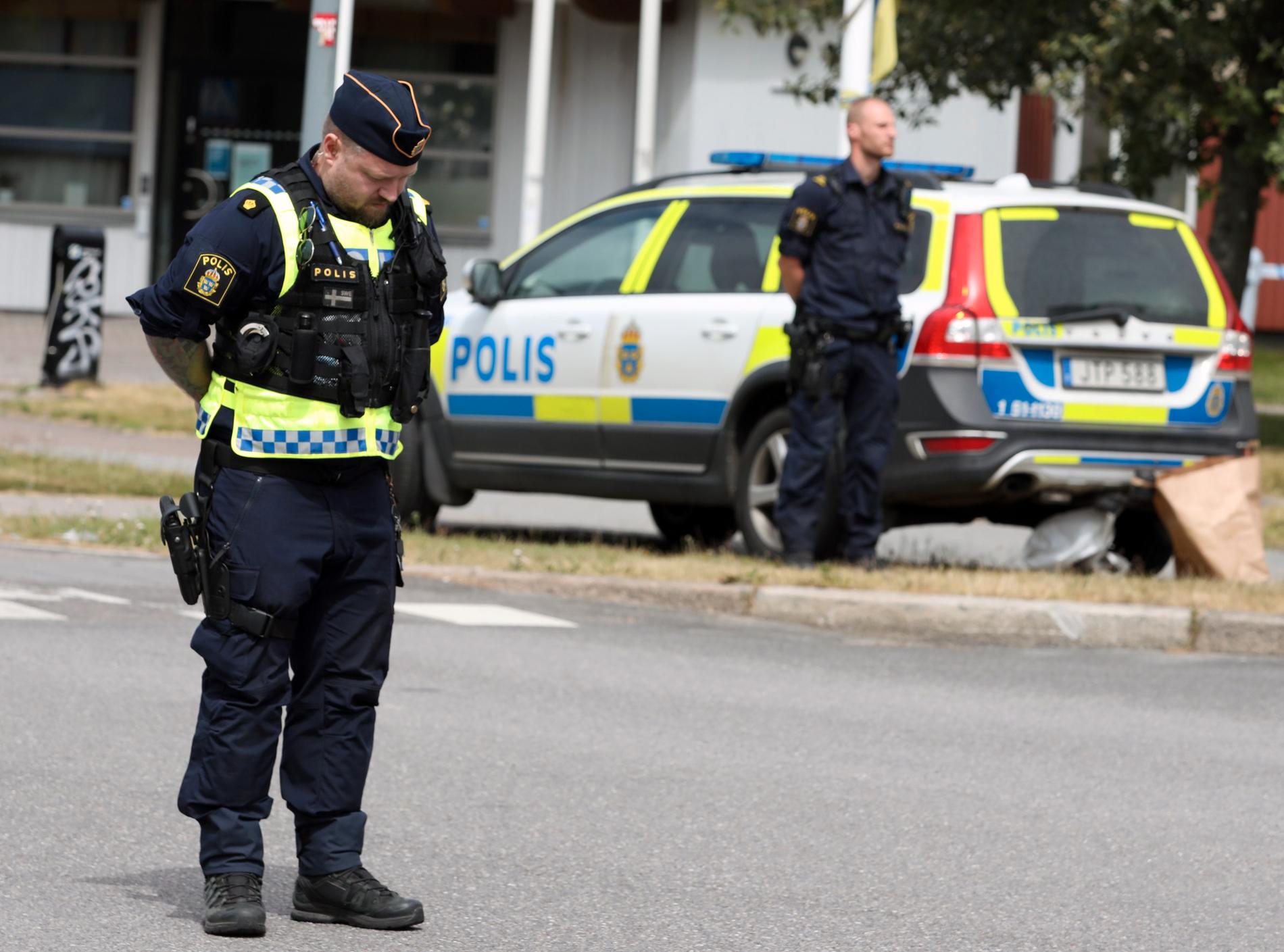 Två poliser hedrar sin kollega som sköts ihjäl i Biskopsgården, Göteborg.