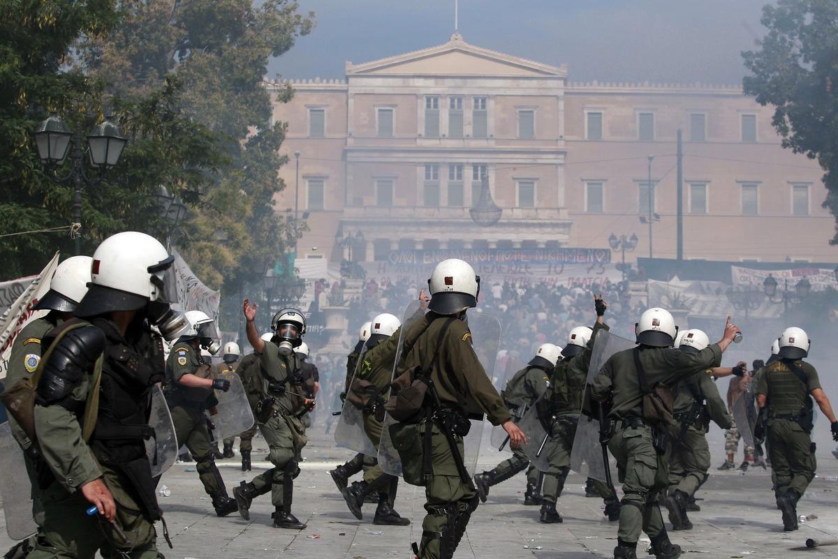 Den ekonomiska krisen har slagit hårt mot Grekland. För att få låna mer pengar av euroländerna måste landet höja skatterna och minska offentliga utgifter. Nedskärningarna har lett till våldsamma protester.