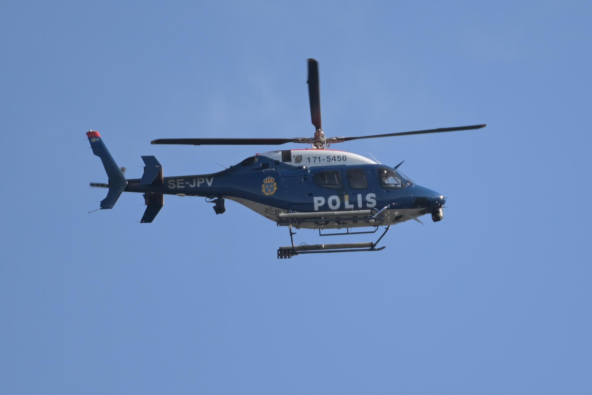 En större insats pågår i området med bland annat ett flertal patruller och polisens helikopter.