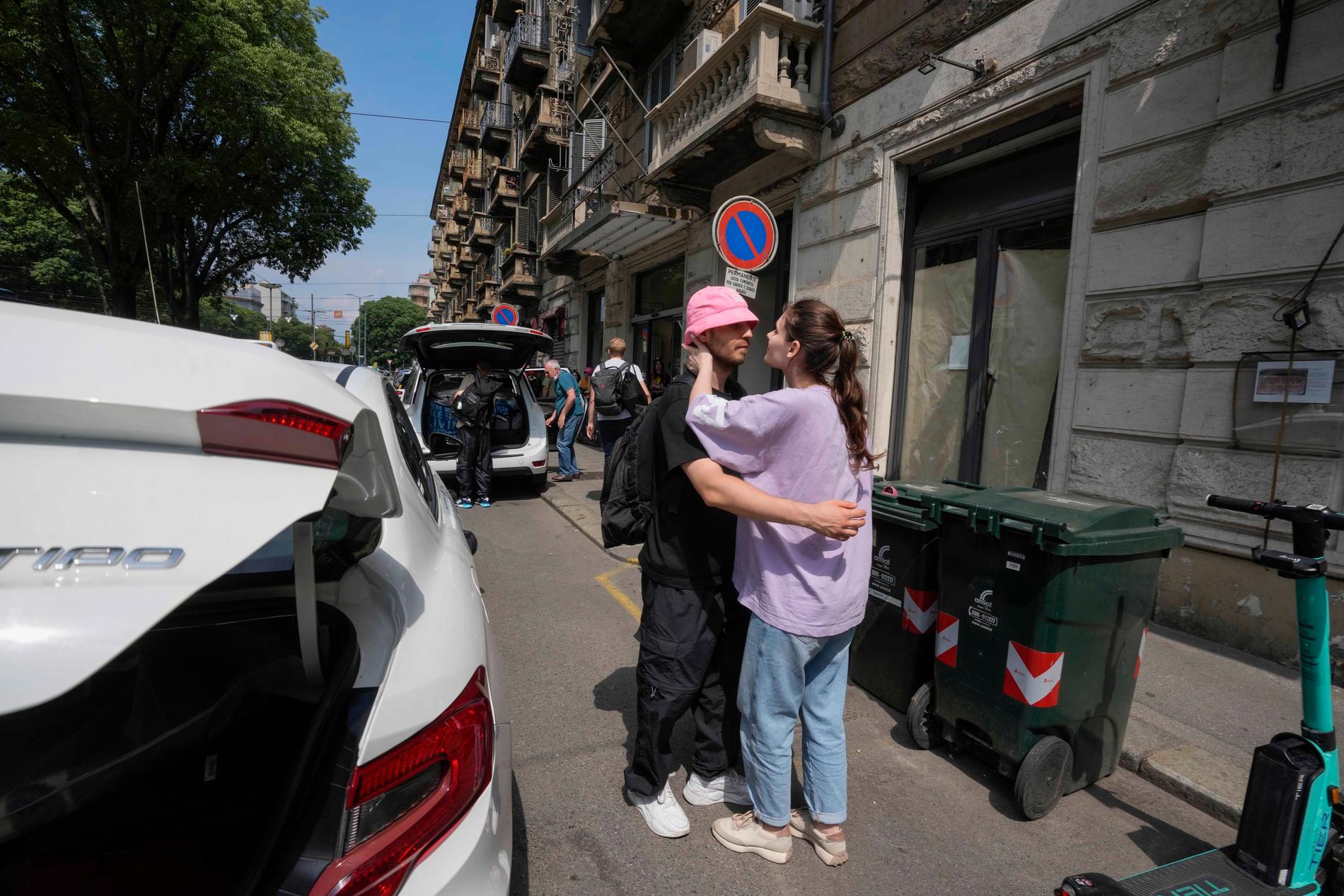 Paret tar farväl av varandra utanför hotellet där de bott i Italien. 
