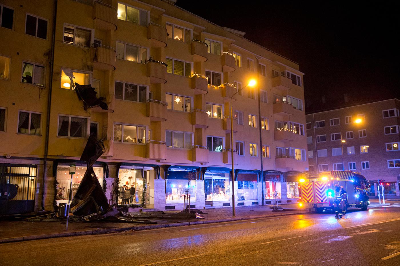 MALMÖ Fastighet på Fridhemstorget i Malmö har tappat takpapp och hängrännor som flugit ner på intilliggande hus.