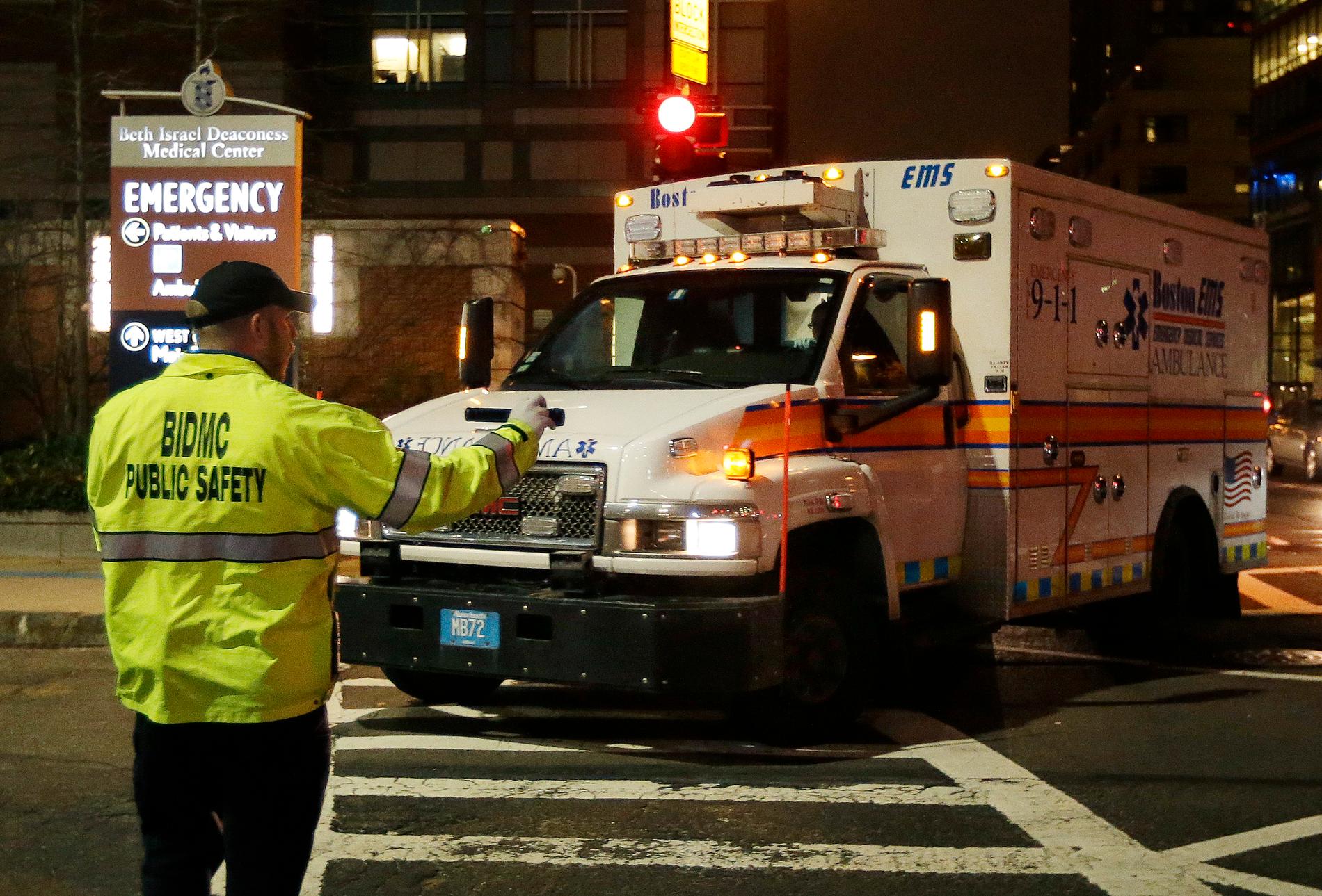 Dzjochar Tsarnajev, 19, greps efter ett enormt sökpådrag. Här förs han till sjukhus i ambulans.