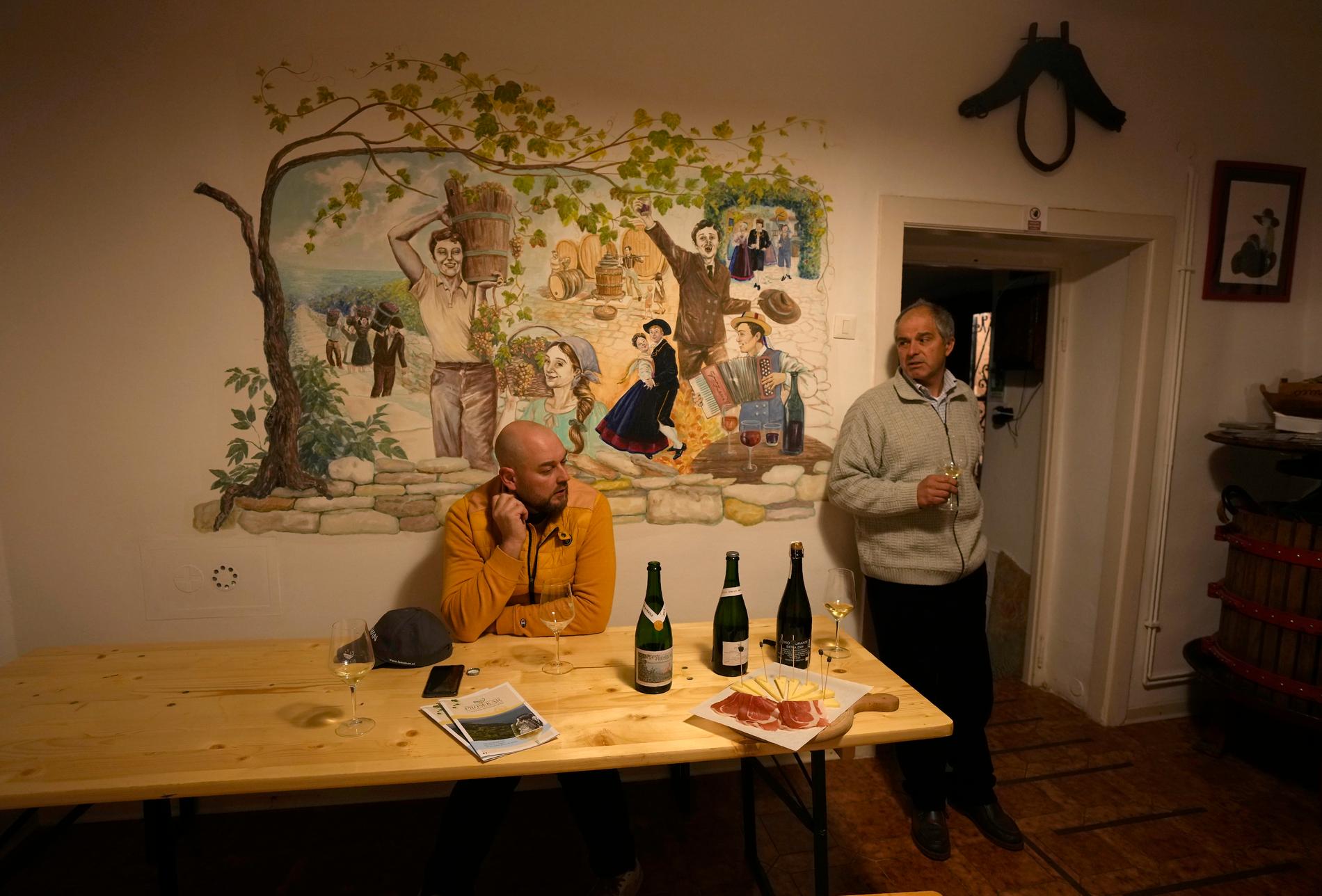 Vintillverkarna Milos Skabar (till vänster) och Andrej Bole (till höger) tar emot nyhetsbyrån AP för samtal om prosek, prosekar och prosecco - tre vintyper med samma ursprung.