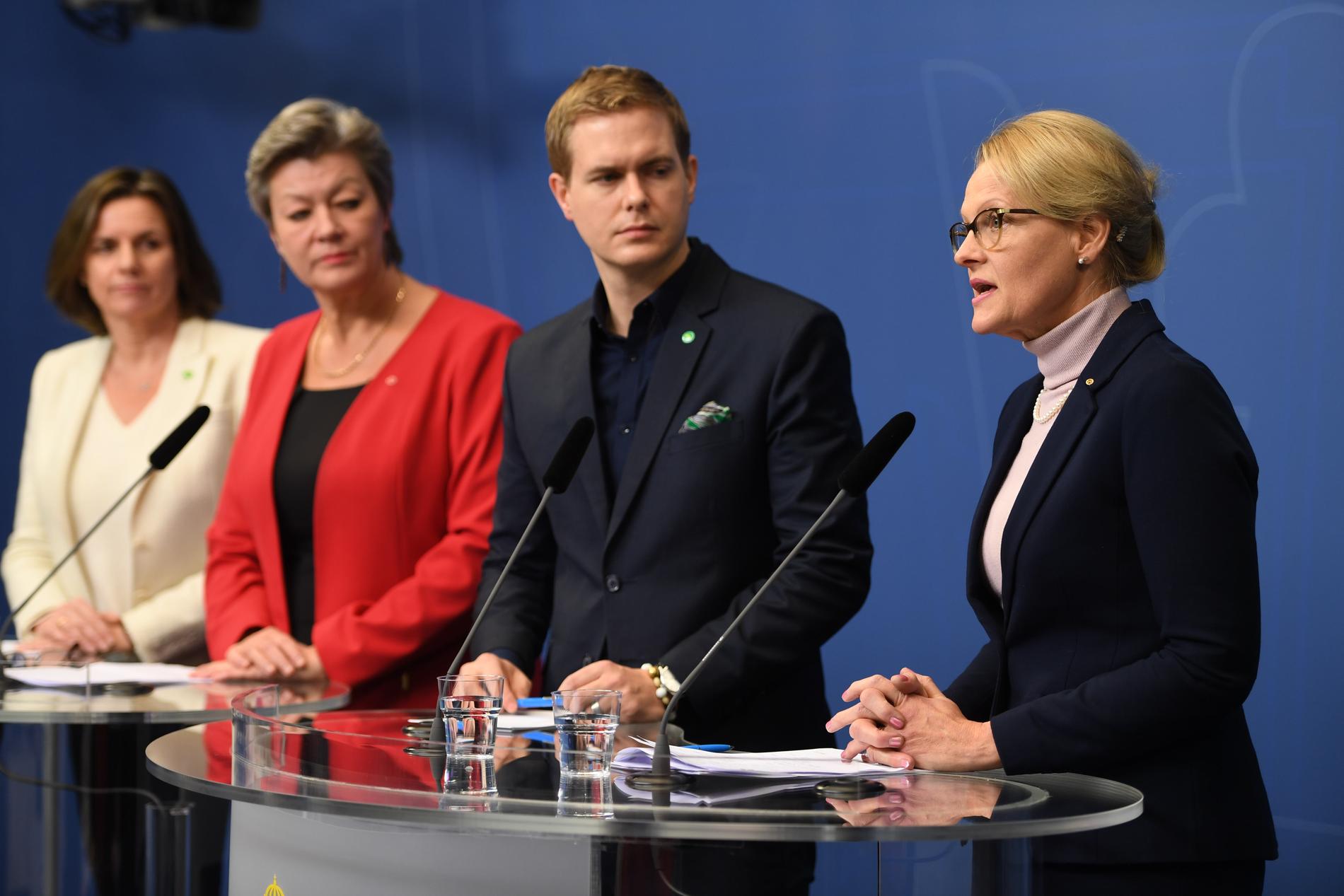 Isabella Lövin (MP), Ylva Johansson (S), Gustav Fridolin (MP) och Heléne Fritzon (S) presenterar den uppgörelsen gällande ensamkommande unga.