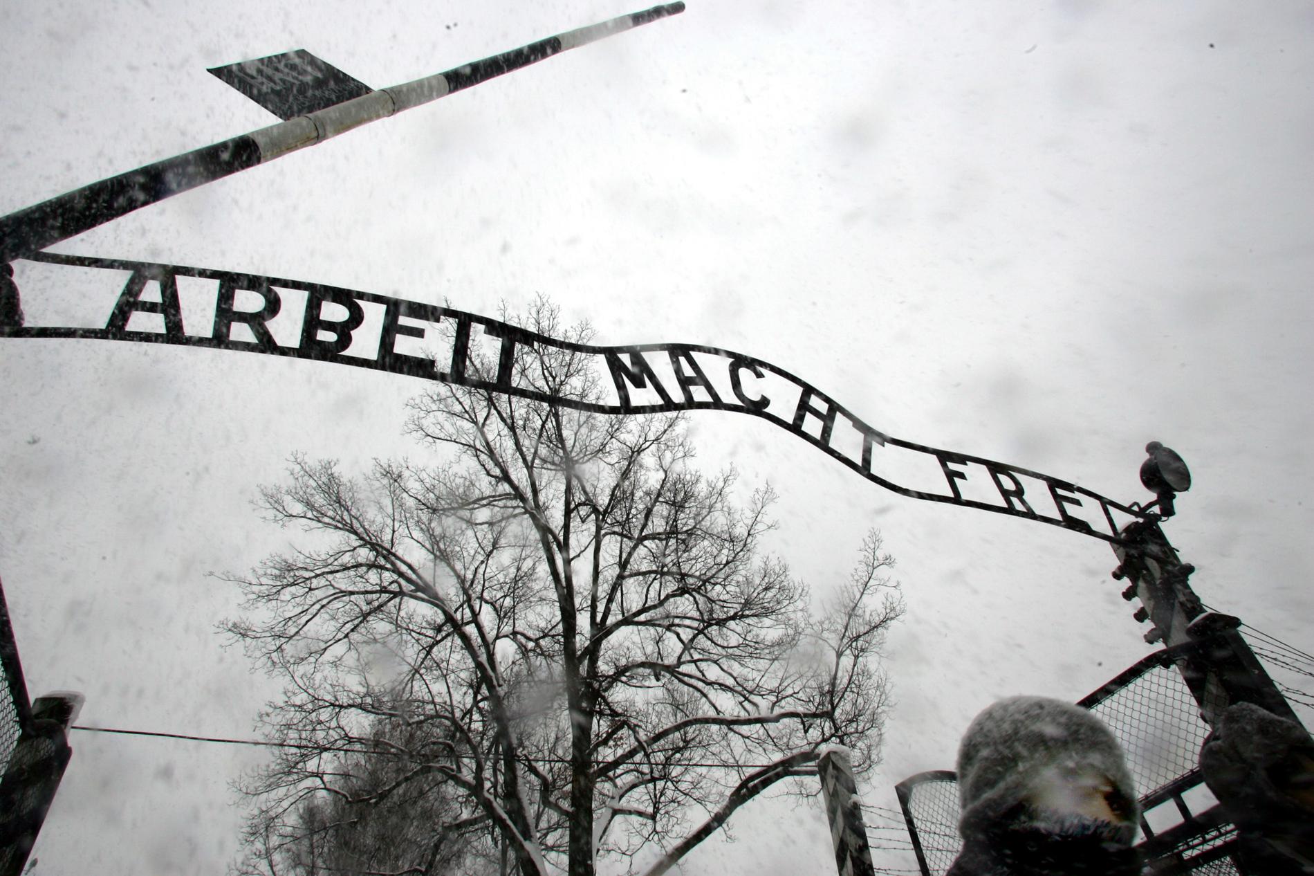 Ingången till koncentrationslägret Auschwitz med texten Arbeit macht frei, översatt ”arbete ger frihet”.