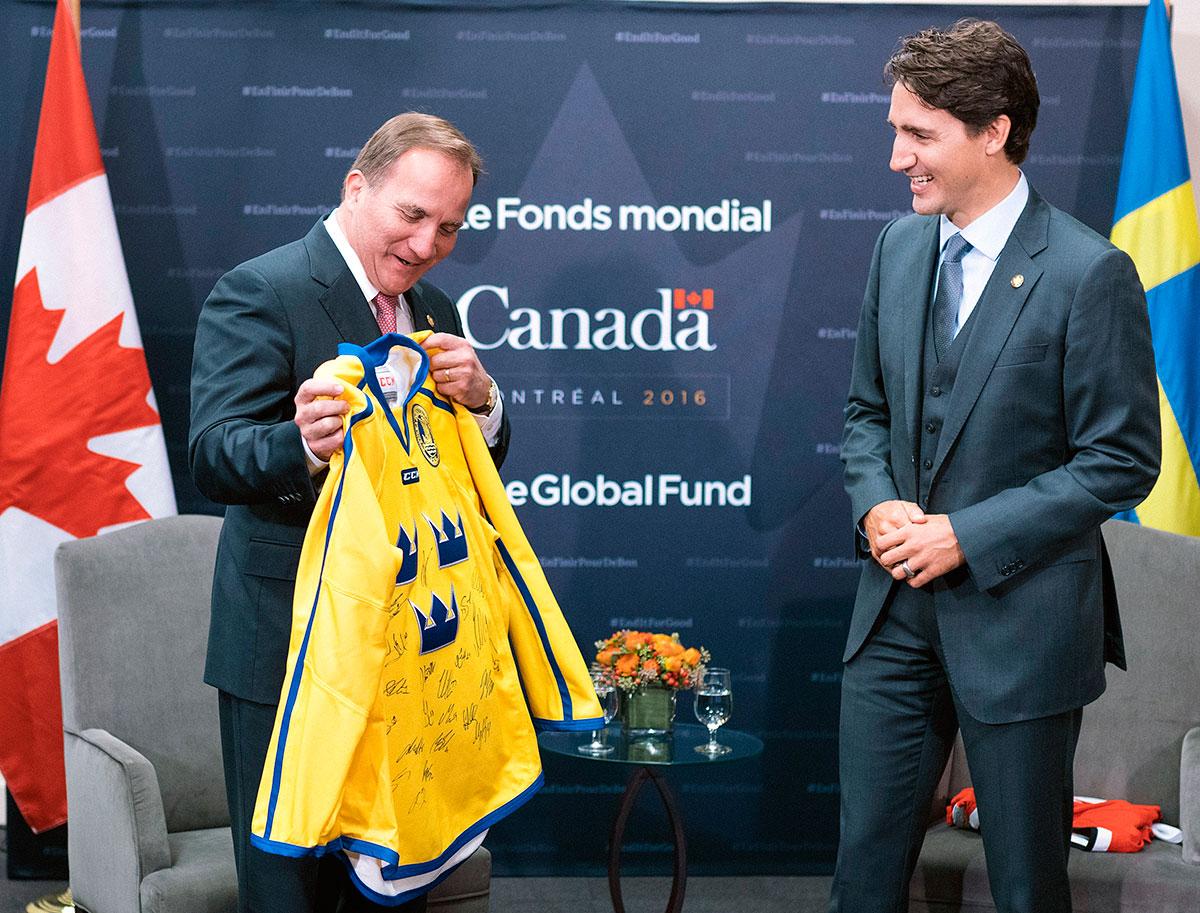 Förutom två Kånken-ryggsäckar fick Kanadas premiärminister en hockeytröja av Löfven när de möttes i september förra året.
