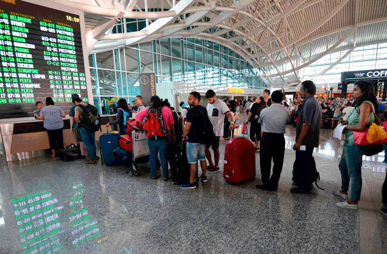 Bali flygplats öppnade igen på lördagen – men tusentals passagerare var fortsatt strandsatta.
