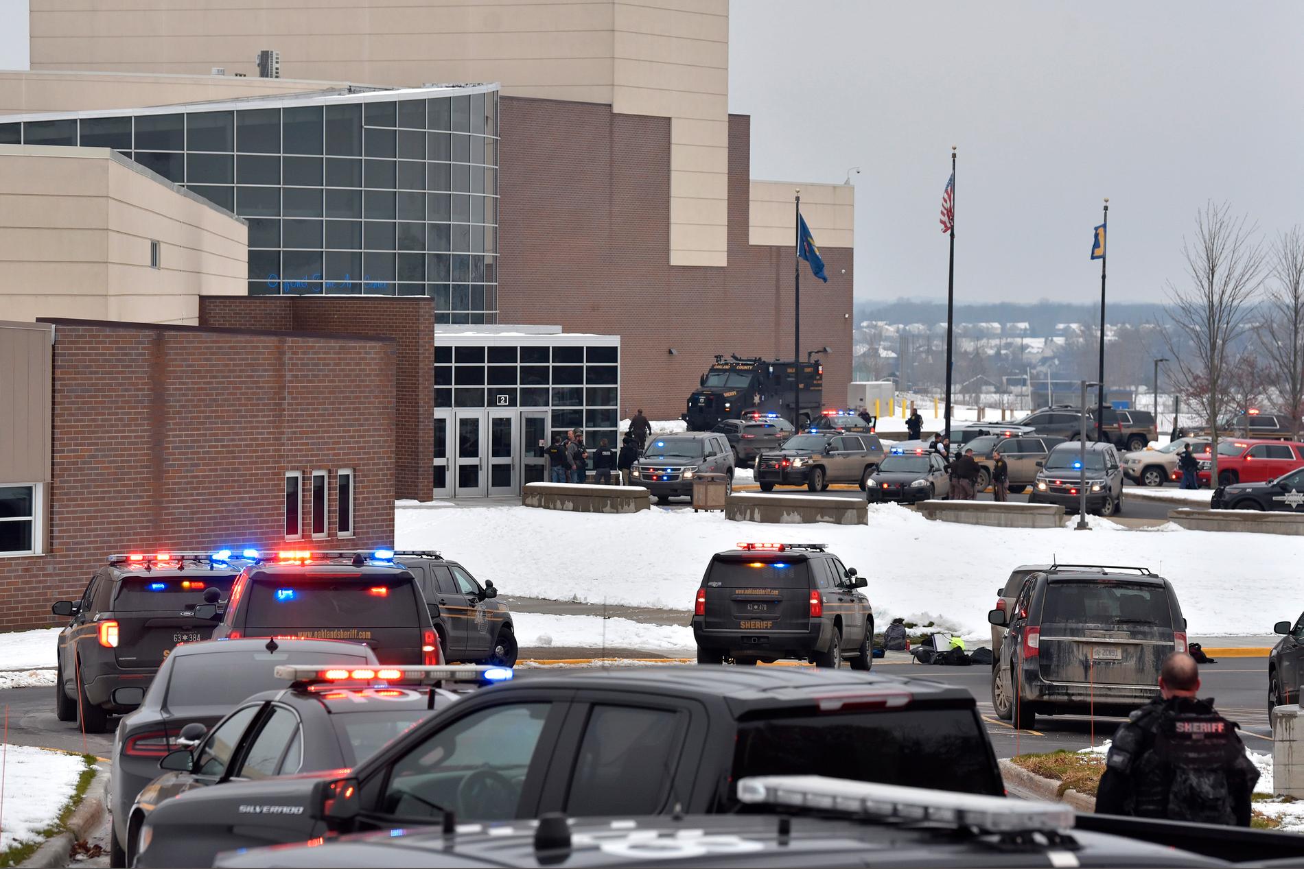 En 15-årig misstänkt skytt har gripits efter att tre gymnasieelever skjutits till döds på en skola norr om Detroit i Michigan i USA.