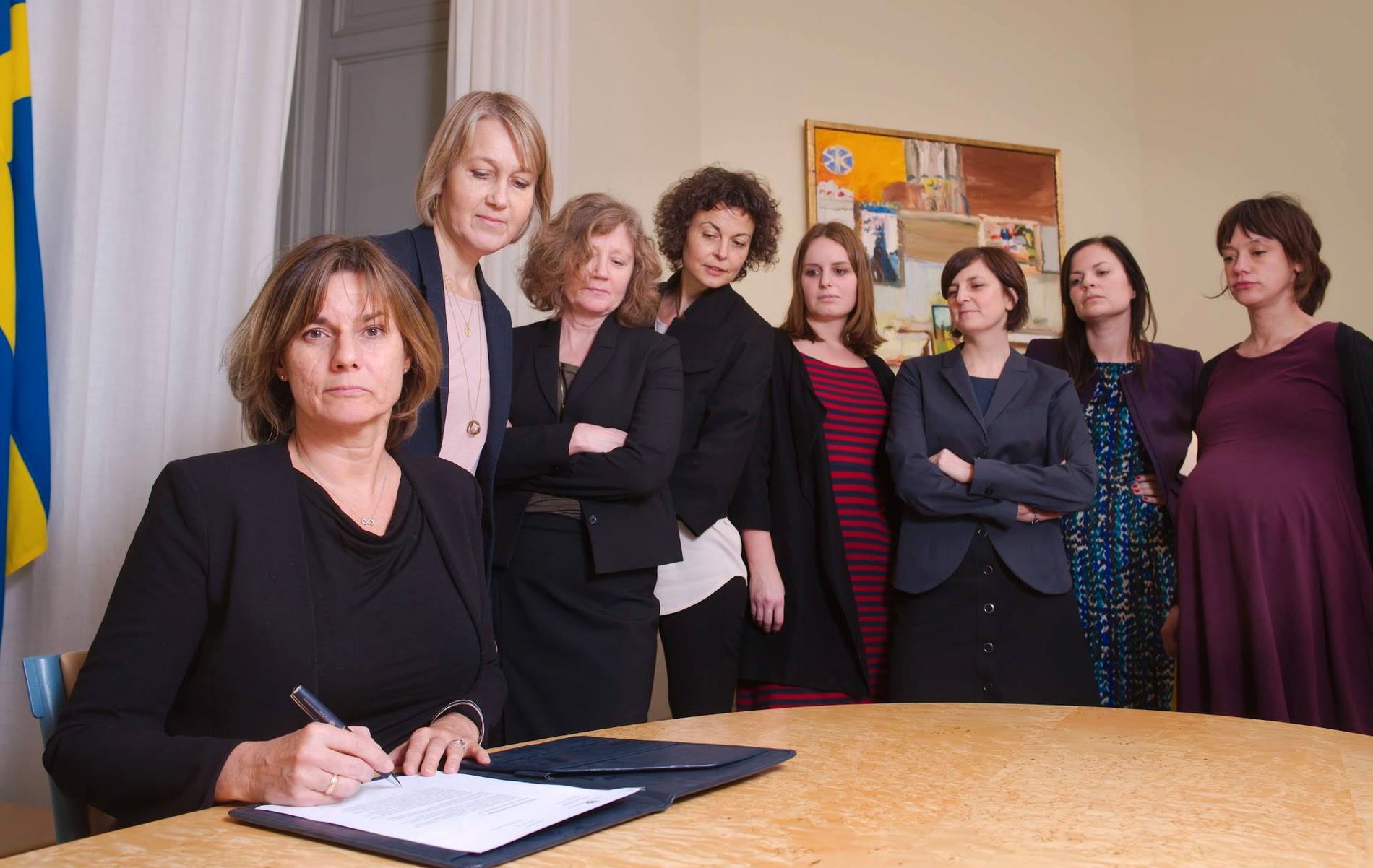 Isabella Lövin omgiven av kvinnliga medarbetare.