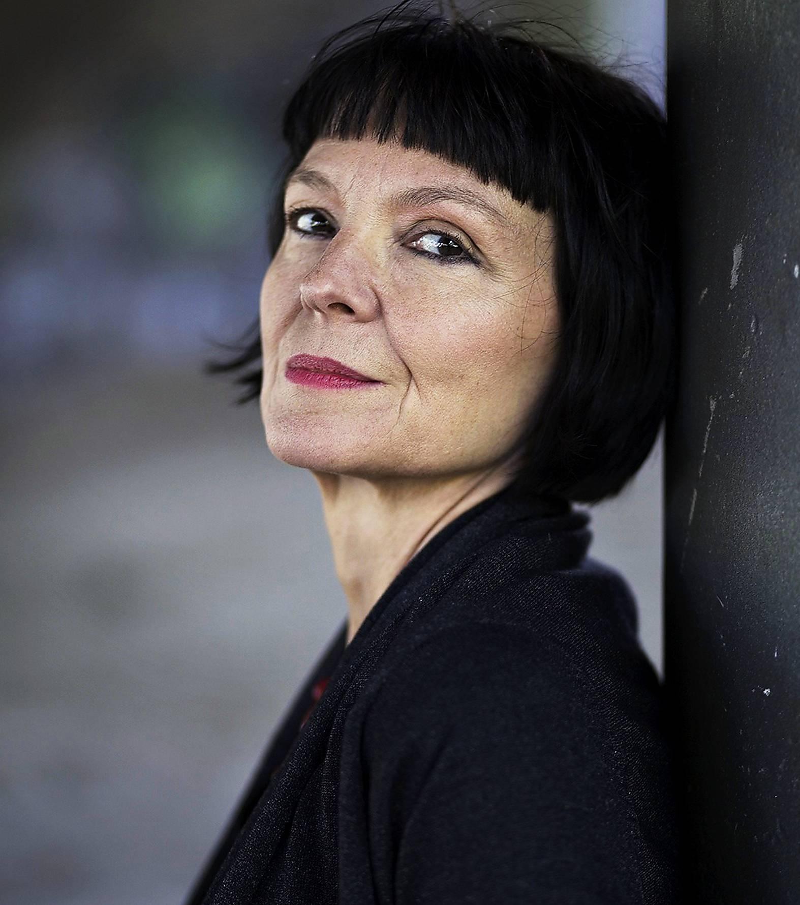 Siktar högt.Anneli Jordahl (född 1960) är författare och litteraturkritiker. Nya romanen om det unga hembiträdet i ett gammalmodigt Sverige fångar tidsandan som en smäck - men når inte så långt som den siktar, menar Sven Olov Karlsson.Foto