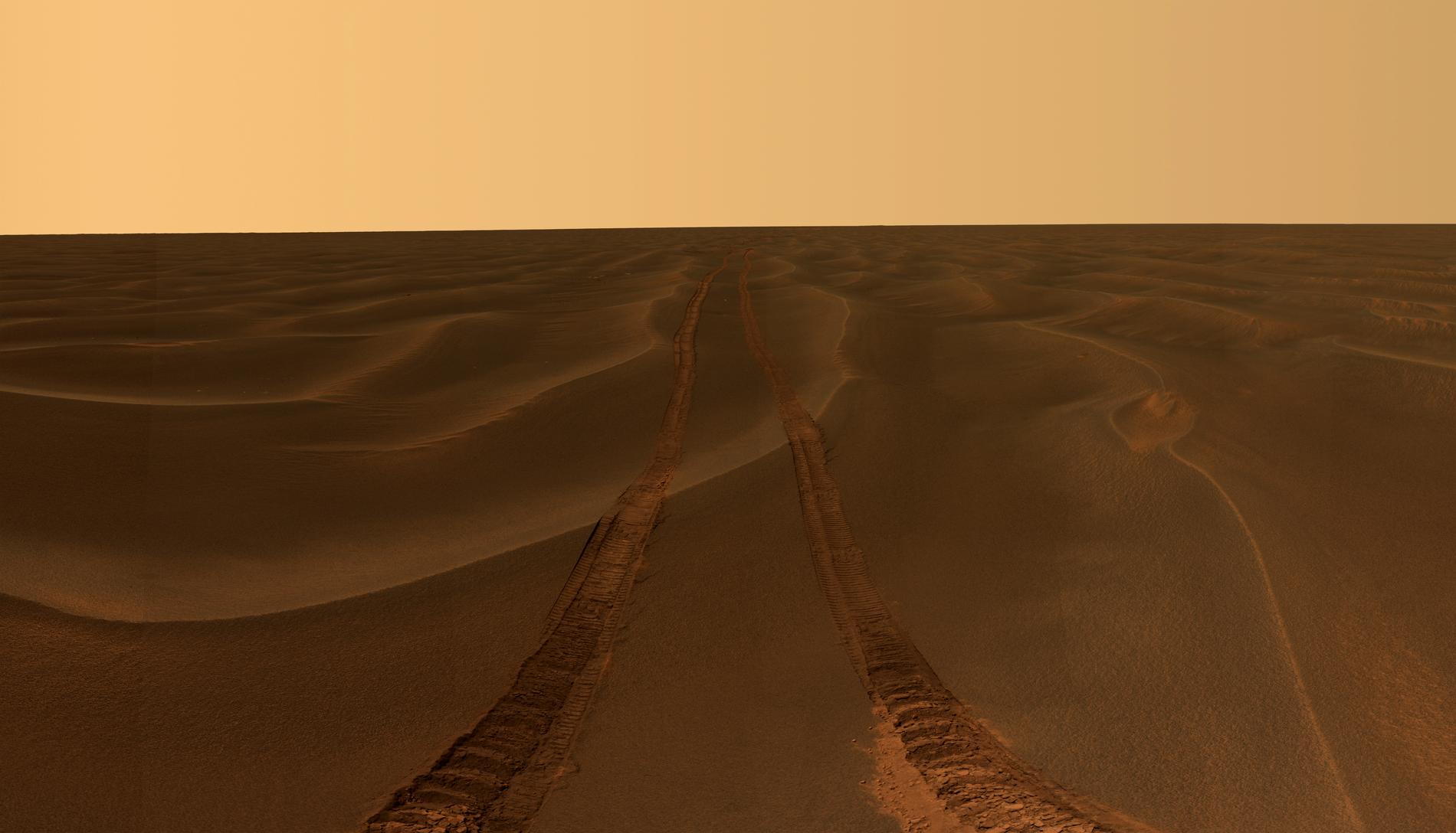 Har du kört vilse, Oppy? Bild tagen av Opportunity 2014, då sonden var i liknande knipa efter att ha kört fast i sanden på Meridiani-slätten.