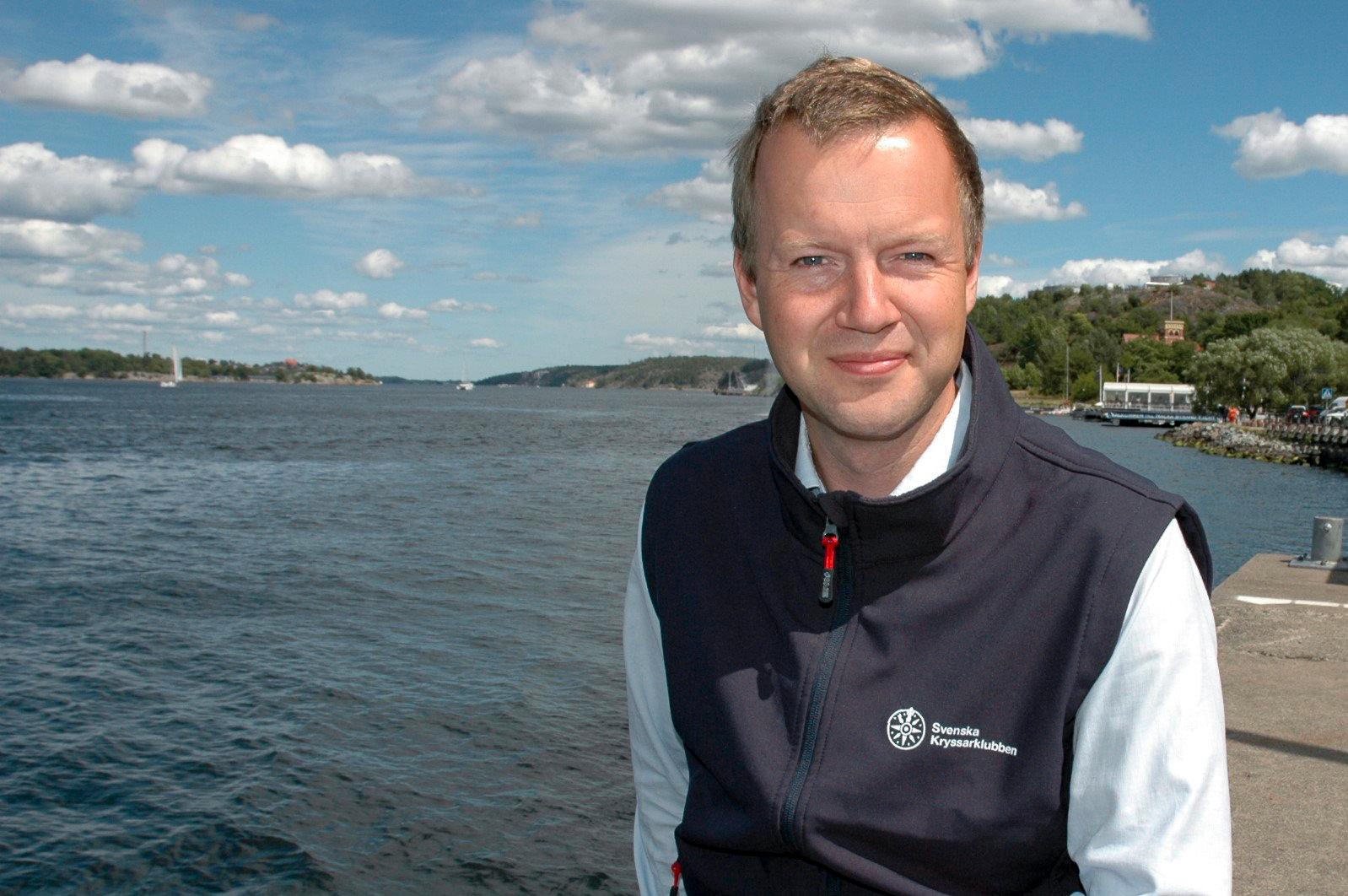 Fredrik Norén, generalsekreterare vid Svenska kryssarklubben, tycker att förslaget om att införa förarbevis på vattenskoter är bra, men att det borde täcka fler farkoster än så.