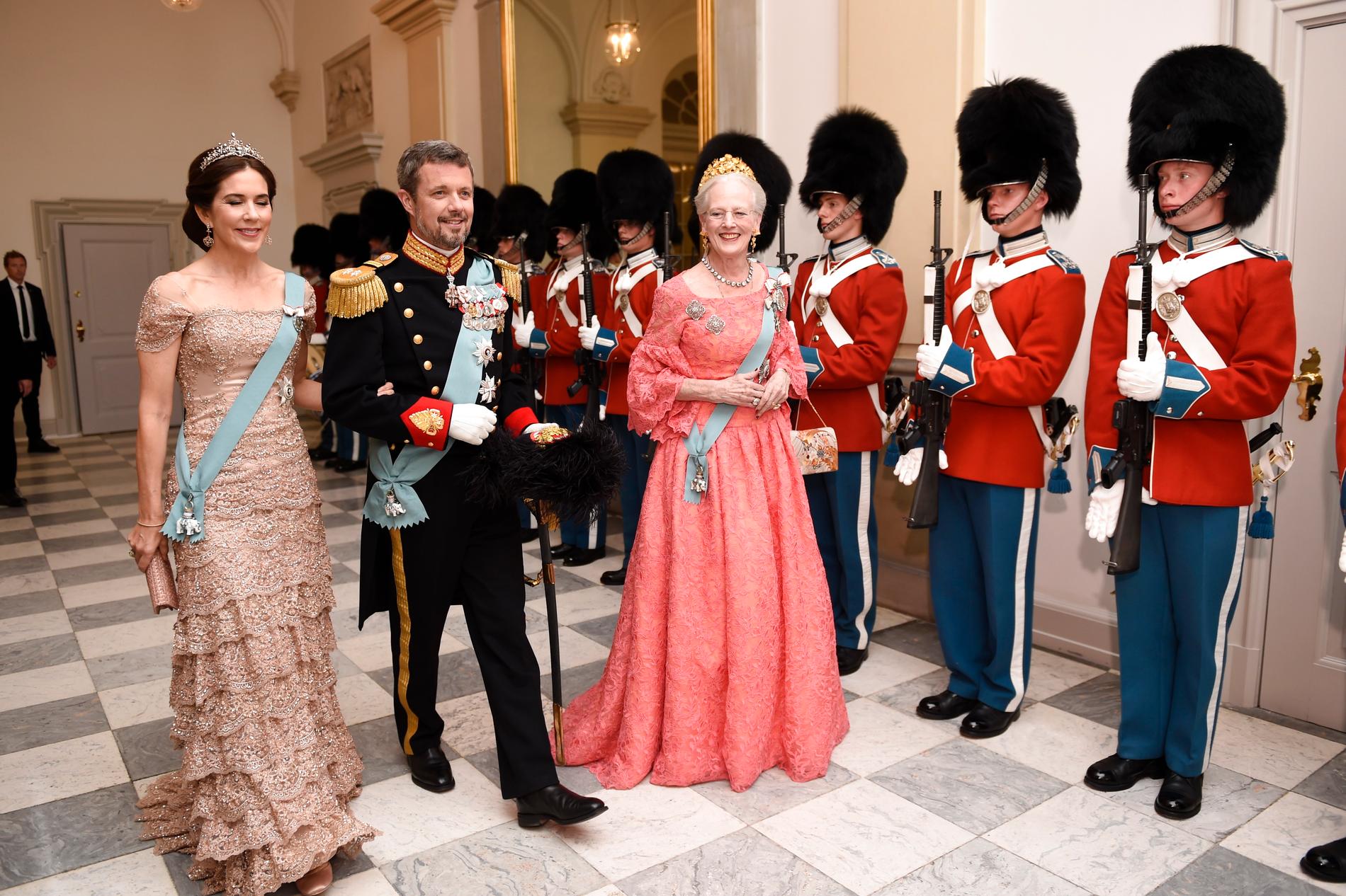 Kronprinsessan och prins Daniel anländer – och Victoria bär en välbekant klänning. 