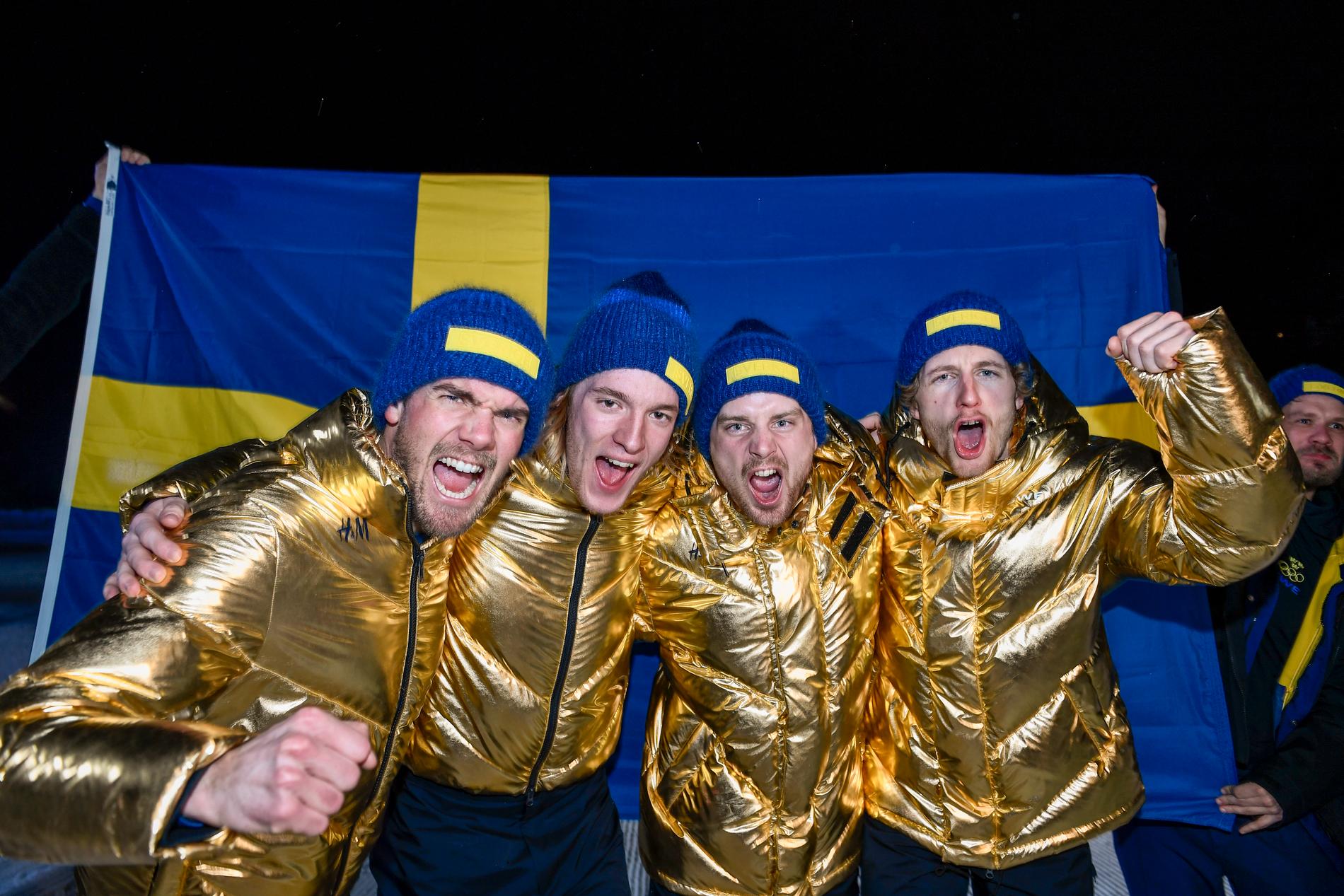 Tour de ski visas när SVT sänder Världscupen i skidor live. På bilden syns svenska guldlaget Fredrik Lindström, Sebastian Samuelsson, Jesper Nelin och Peppe Femling som vann herrarnas skidskyttestafett 4x7,5 km under vinter-OS i Sydkorea tidigare i år. 