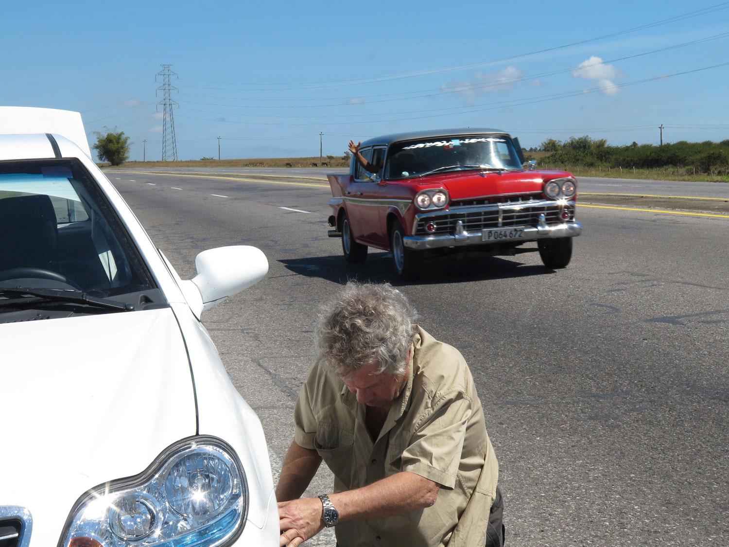 Första punkan på motorvägen västerut från Havanna. En dålig lagning av ett tidigare knivstick i däcksidan gav med sig. Däcket är kinesiskt och av sämsta märke.