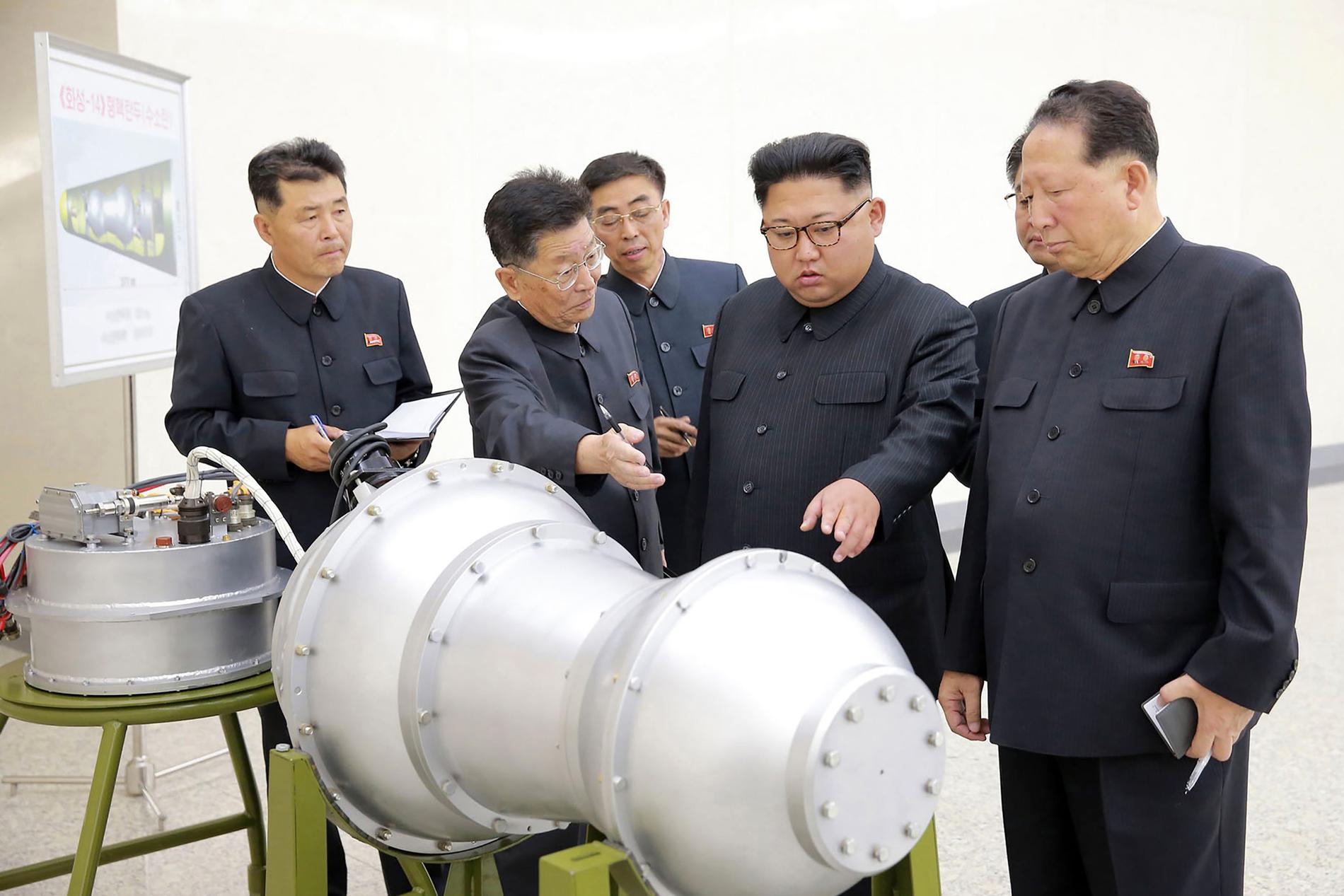 Kort före den misstänkta explosionen besökte Nordkoreas ledare Kim Jong-Un en militäranläggning där kärnvapen tillverkas. Enligt den statliga nyhetsbyrån KCNA inspekterade diktatorn en vätebomb som kan monteras på en långdistansrobot. 