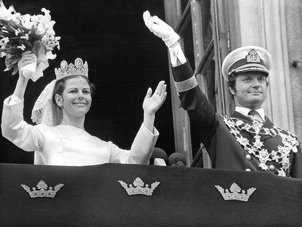 Kungen och drottningen på balkongen vid Kungliga slottet 1976. 