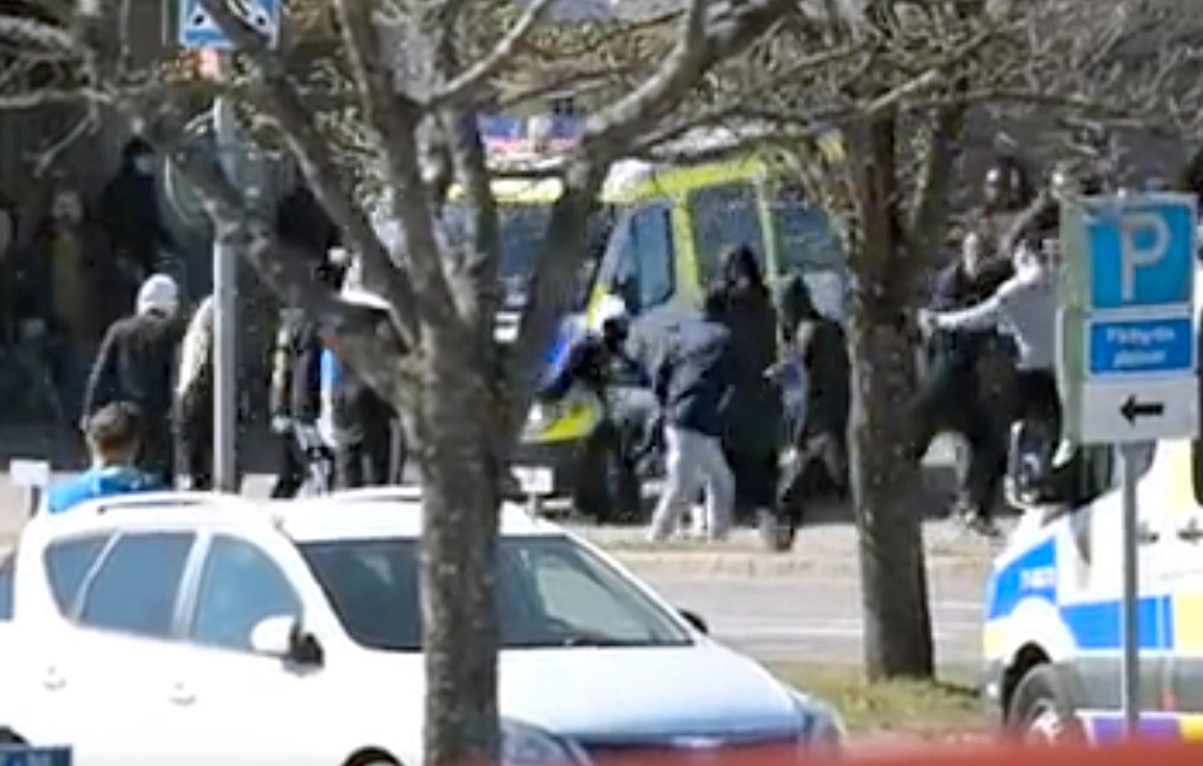 På filmer från upploppet i Skäggetorp syns hur en person blir påkörd av en polisbil under tumultet.