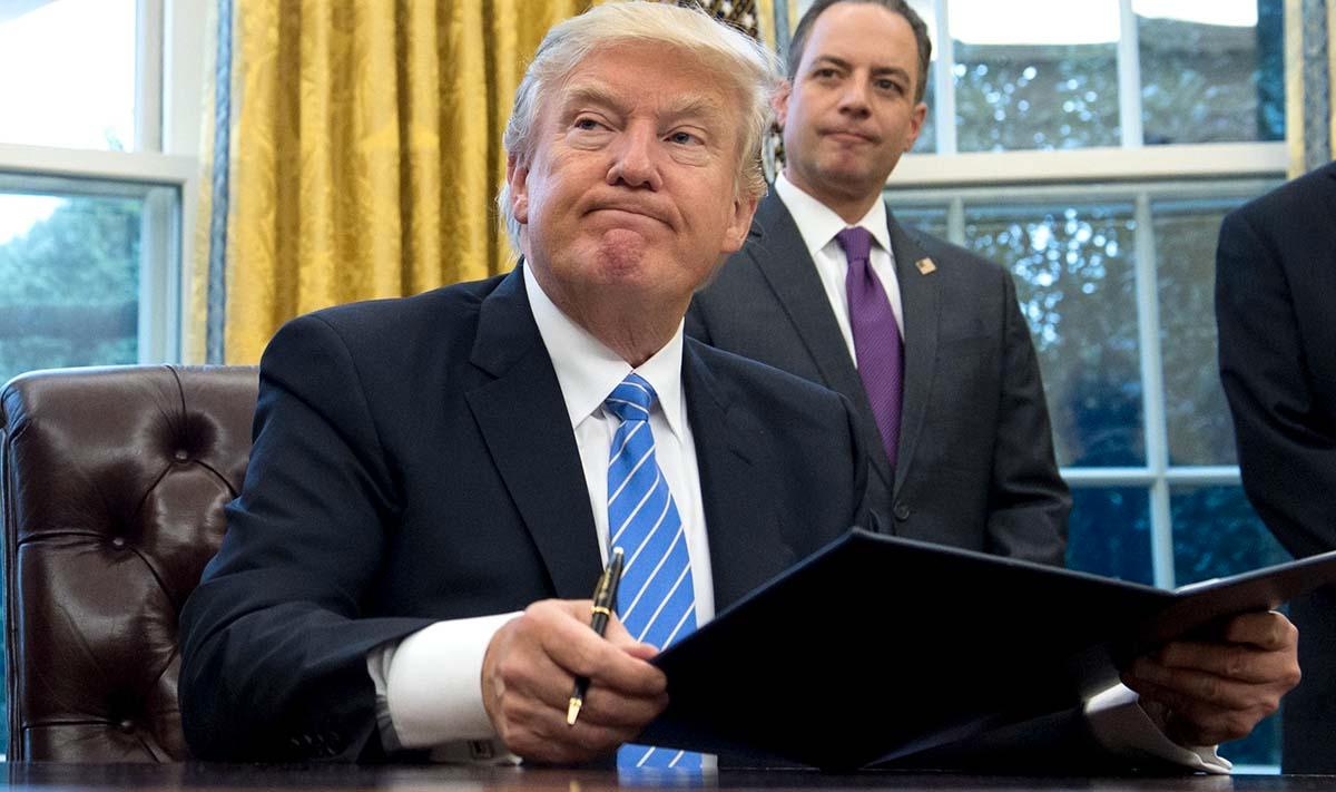 Donald Trump skriver under en order.
