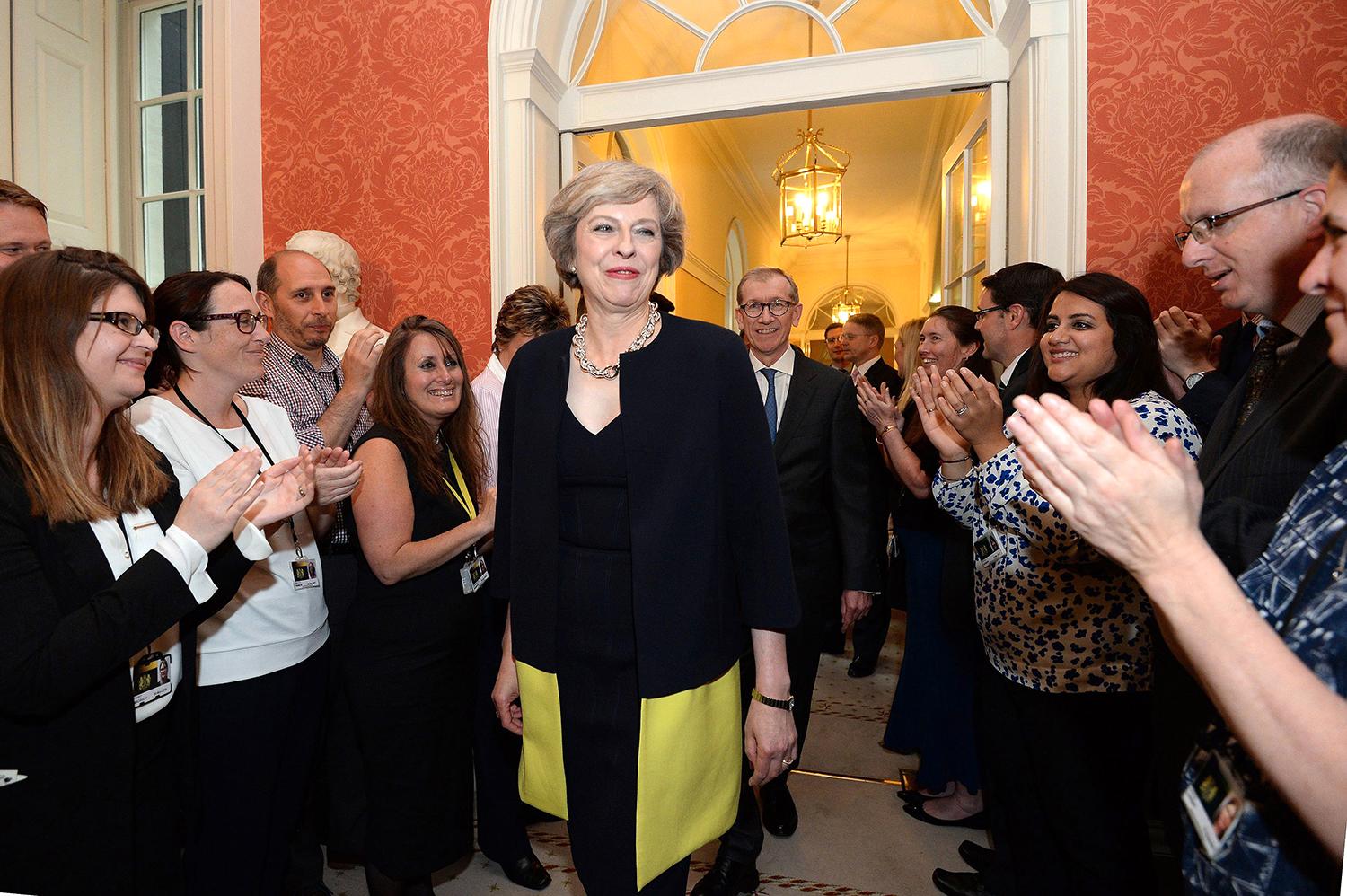 Premiärminister Theresa May kliver in i sin nya tjänstebostad på Downing Street.