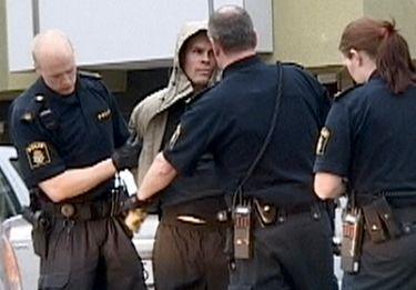 STOPPAD I LYXBIL Flera polispatruller samt en kraftigt beväpnad piketstyrka var inblandade i gripandet av Jonas Oredsson i maj 2005. Han var då misstänkt för att ha hjälpt en brottsling att fly.