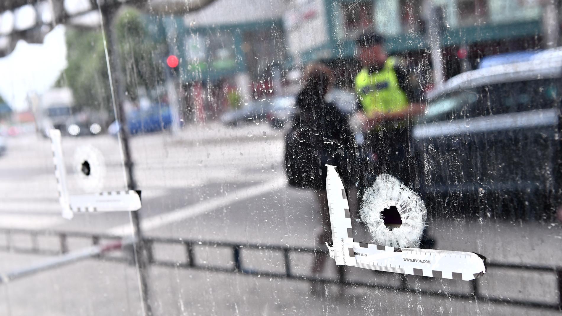 Kulhål i fönstret på Drottninggatan i Malmö där tre män sköts till döds i juni i fjol. Arkivbild.