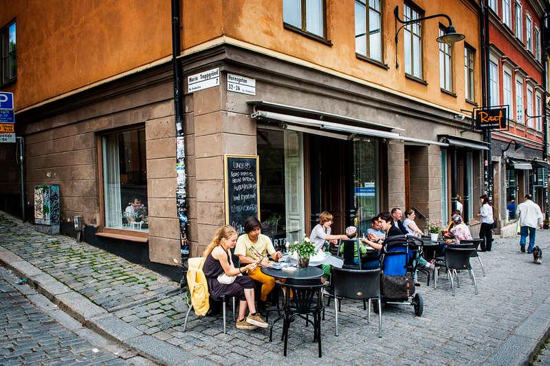 Aldrig har det funnits så många kaféer i bostadsbristens Sverige som nu, skriver Peter Kadhammar.