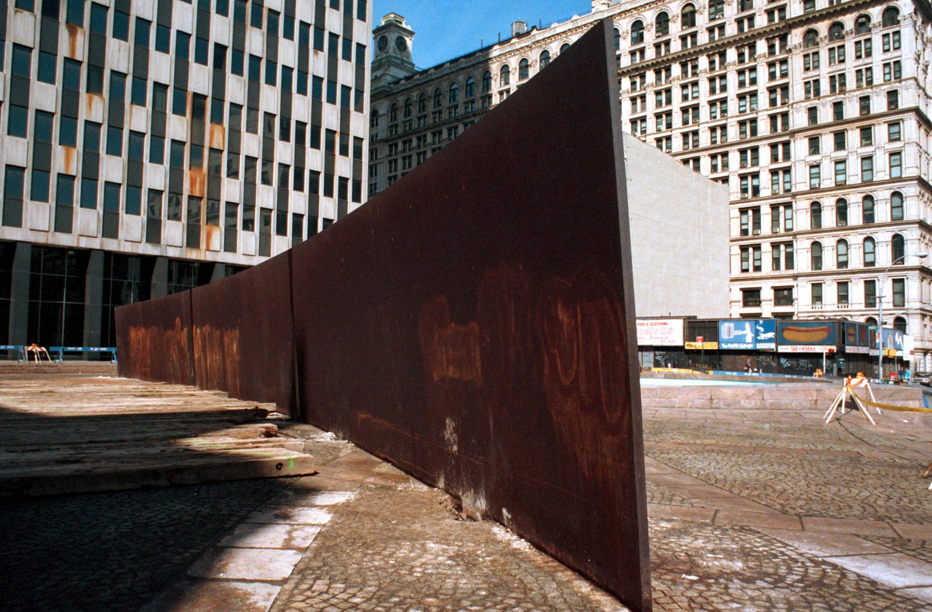 Serras skulptur "Tilted Arc" installerades på Federal Plaza i New York 1981. Skulpturen plockades senare, efter protester mot dess placering, bort. Arkivbild.