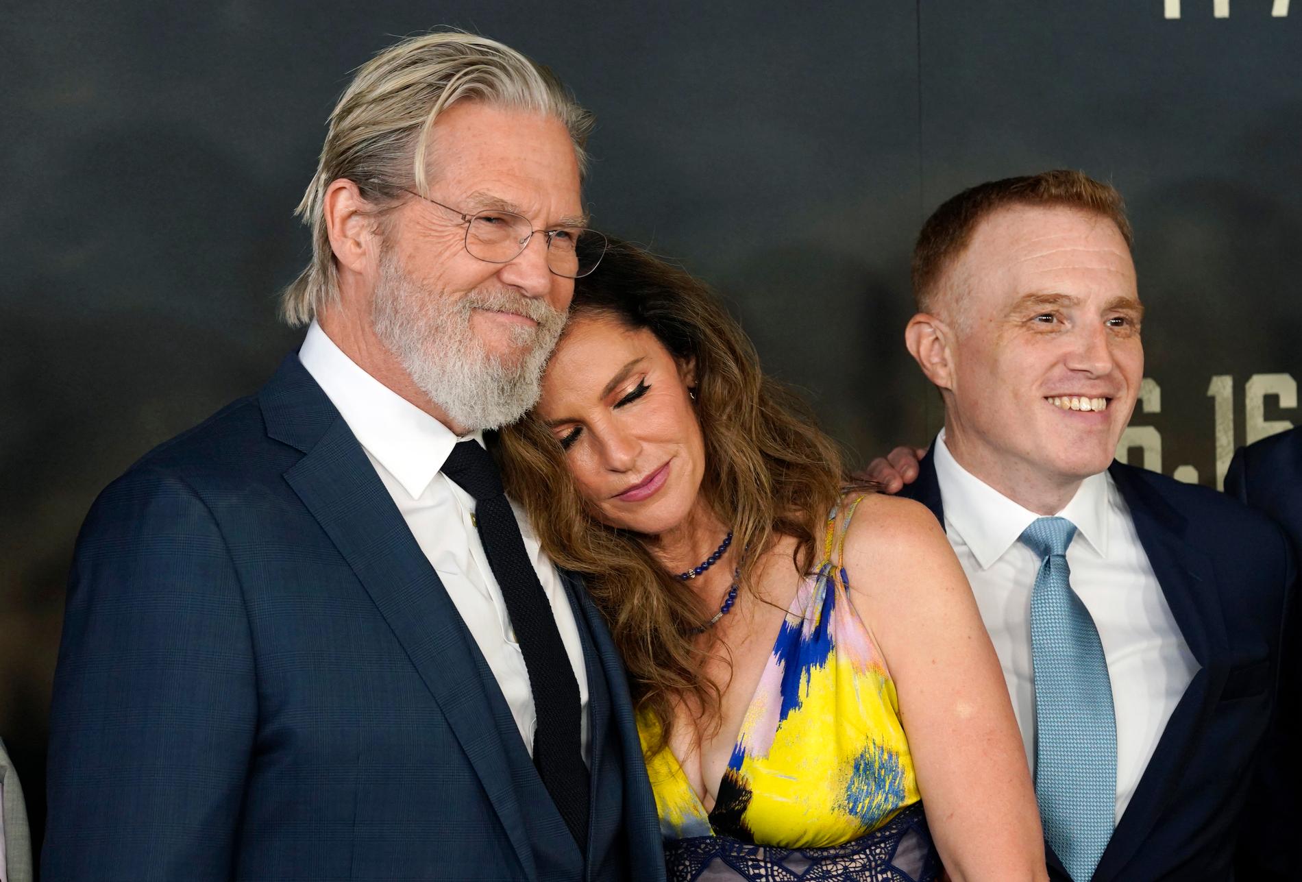 Jeff Bridges tillsammans med motspelaren Amy Brenneman och en av seriens skapare Jonathan Steinberg inför premiären på "The old man". Arkivbild.