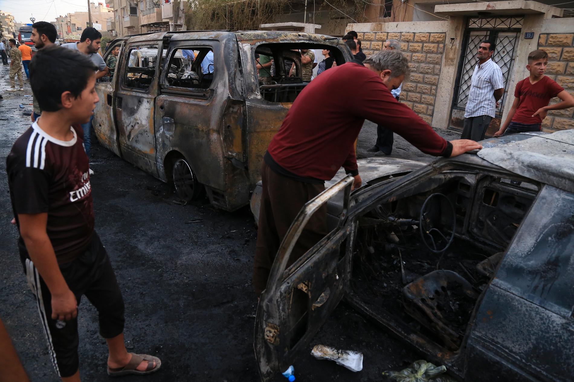 En bilbomb sprängdes i staden Qamishli i Syrien på fredagen. Terrorrörelsen IS tar på sig dådet i staden som befinner under turkisk beskjutning. Många av stadens invånare är kurder.