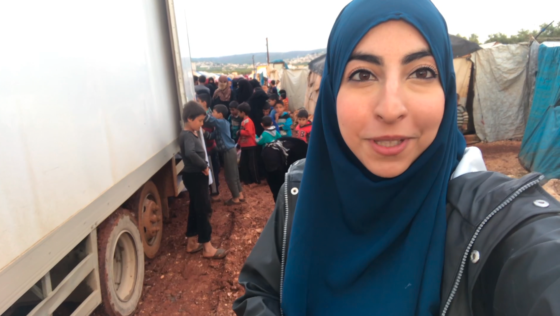 Israa Abdali åker ned till Syrien och hjälper till att dela ut hjälpsändningen på plats, och visar upp för sina följare att hjälpen kommer fram. 