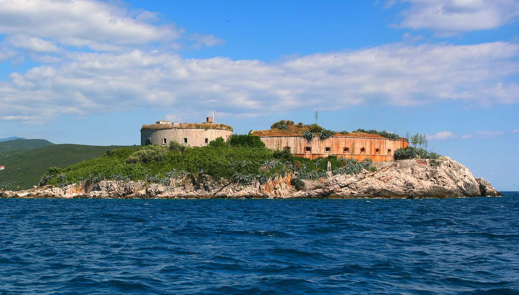 Ön Mamula utanför Kotor i Montenegro var under andra världskriget ett koncentrationsläger.