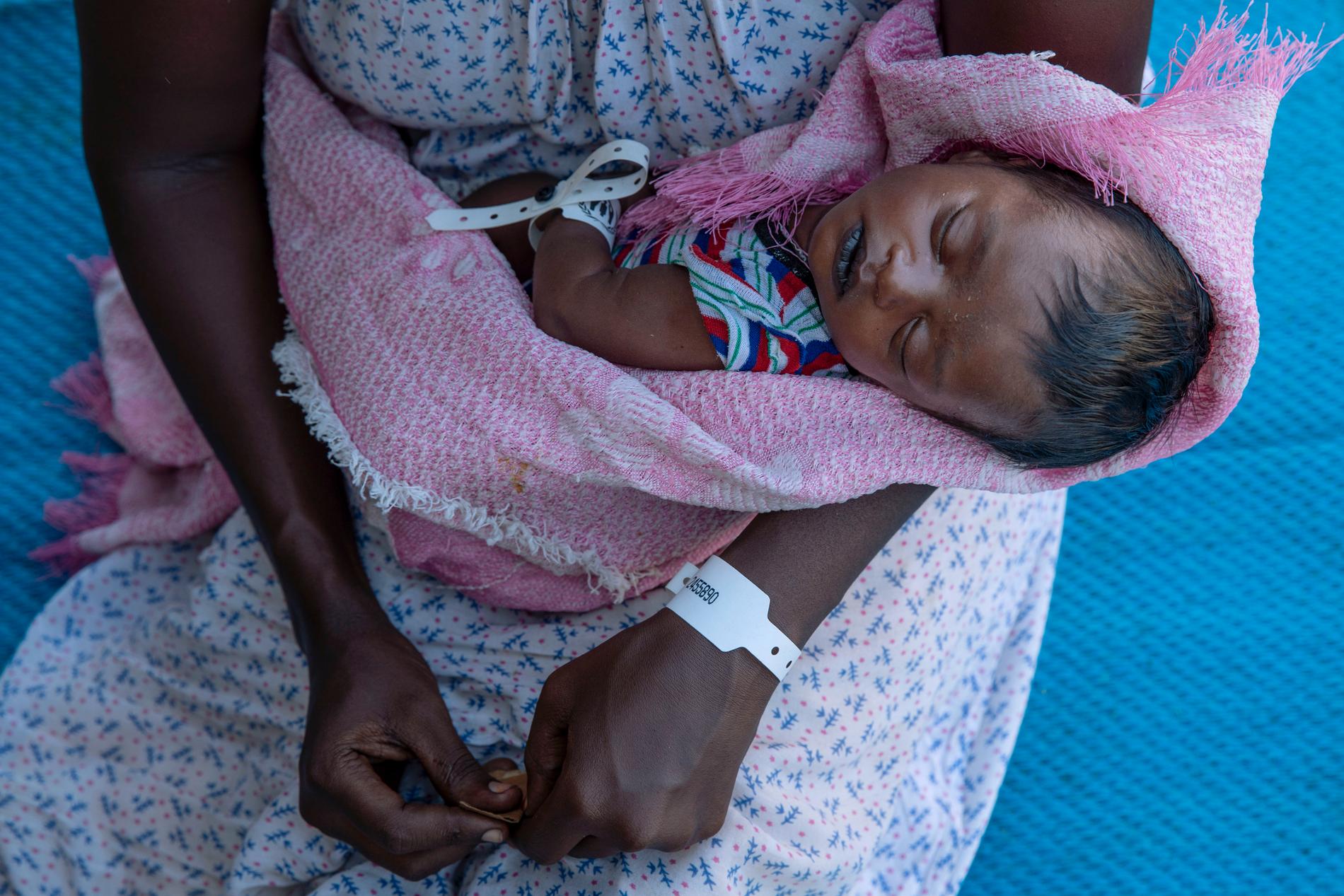 Tjugofemåriga Terhas Tsfa var höggravid när hon flydde striderna i Tigray, och fick föda sitt barn vid vägkanten. Nu befinner hon sig i ett flyktingläger i Qadarif i östra Sudan.