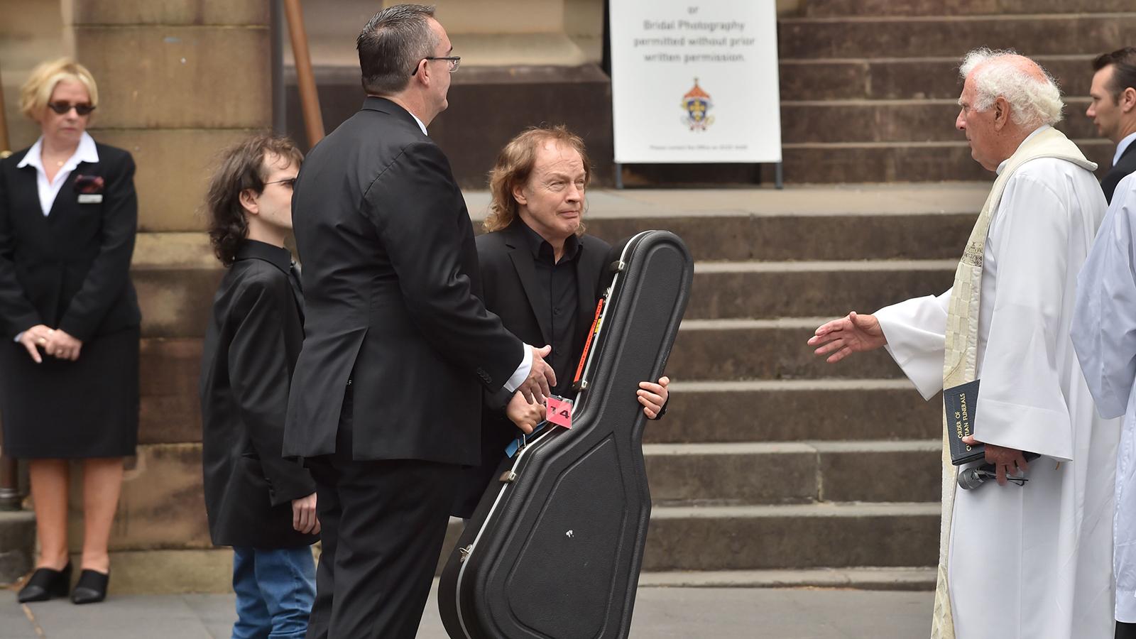 Angus Young med brodern Malcolms gitarr.