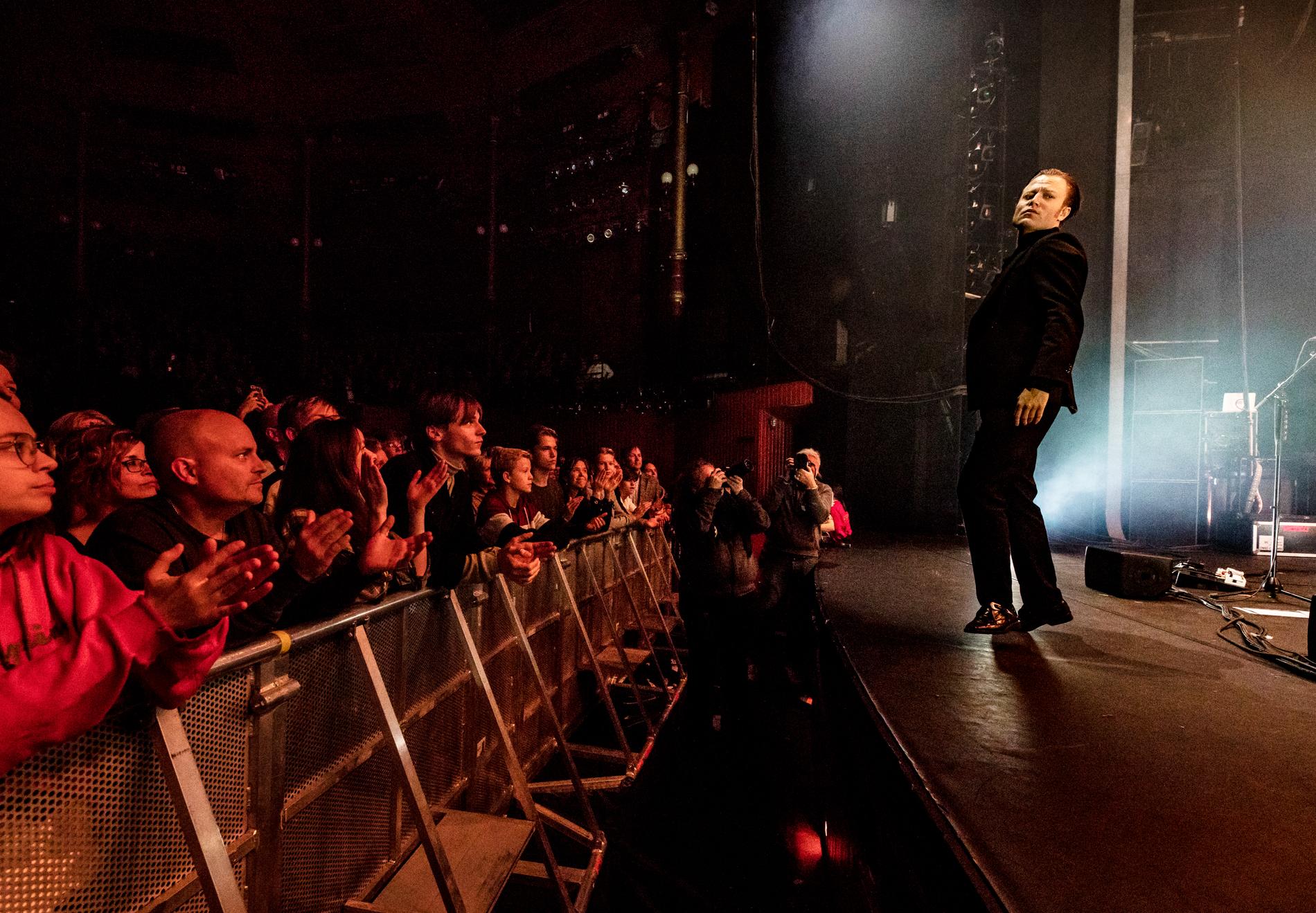 Mando Diao på Cirkus i Stockholm, 2019. ”Ett skickligt rockband som stundtals skapar magi” skrev Natasha Azarmi när hon recenserade konserten. 