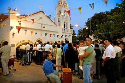 Folk köar för att komma in till helgonfesten i den ortodoxa kyrkan i Tsambiki. Medan de väntar spanar de in marknaden och folklivet.