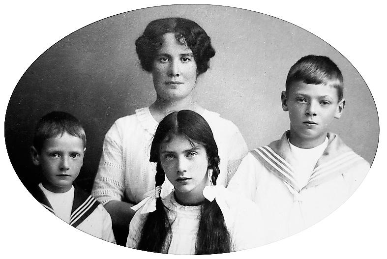 Hushållerskan Elisabeth Andersson tog hand om det söderbergska hemmet. Här med barnen Mikael, Dora och Tom omkring 1910.
