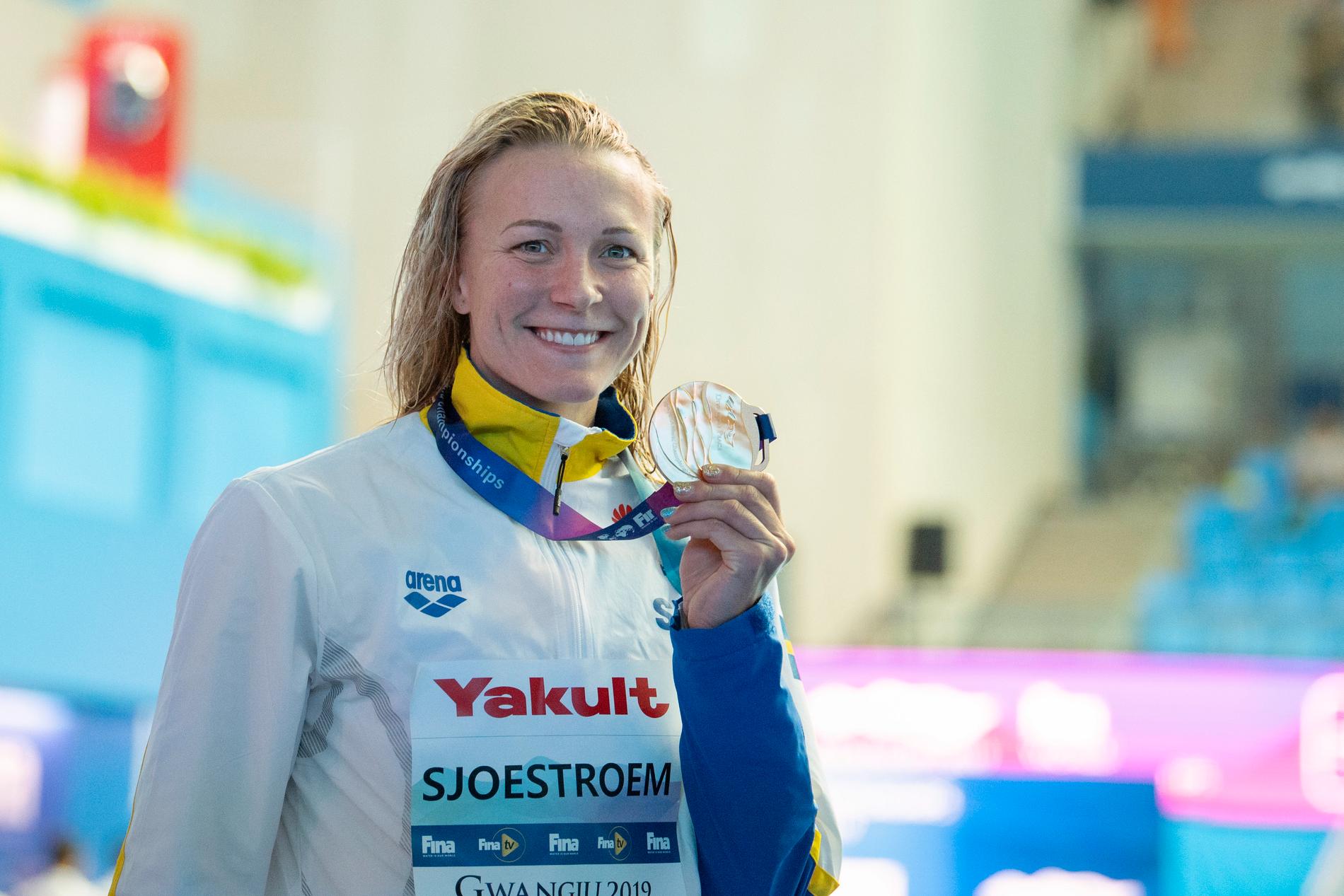 Sarah Sjöström visar upp VM-guldet på 50 meter fjäril i Gwangju. Nu väljer hon att avstå nästa mästerskap, kortbane-EM i december. Arkivbild.
