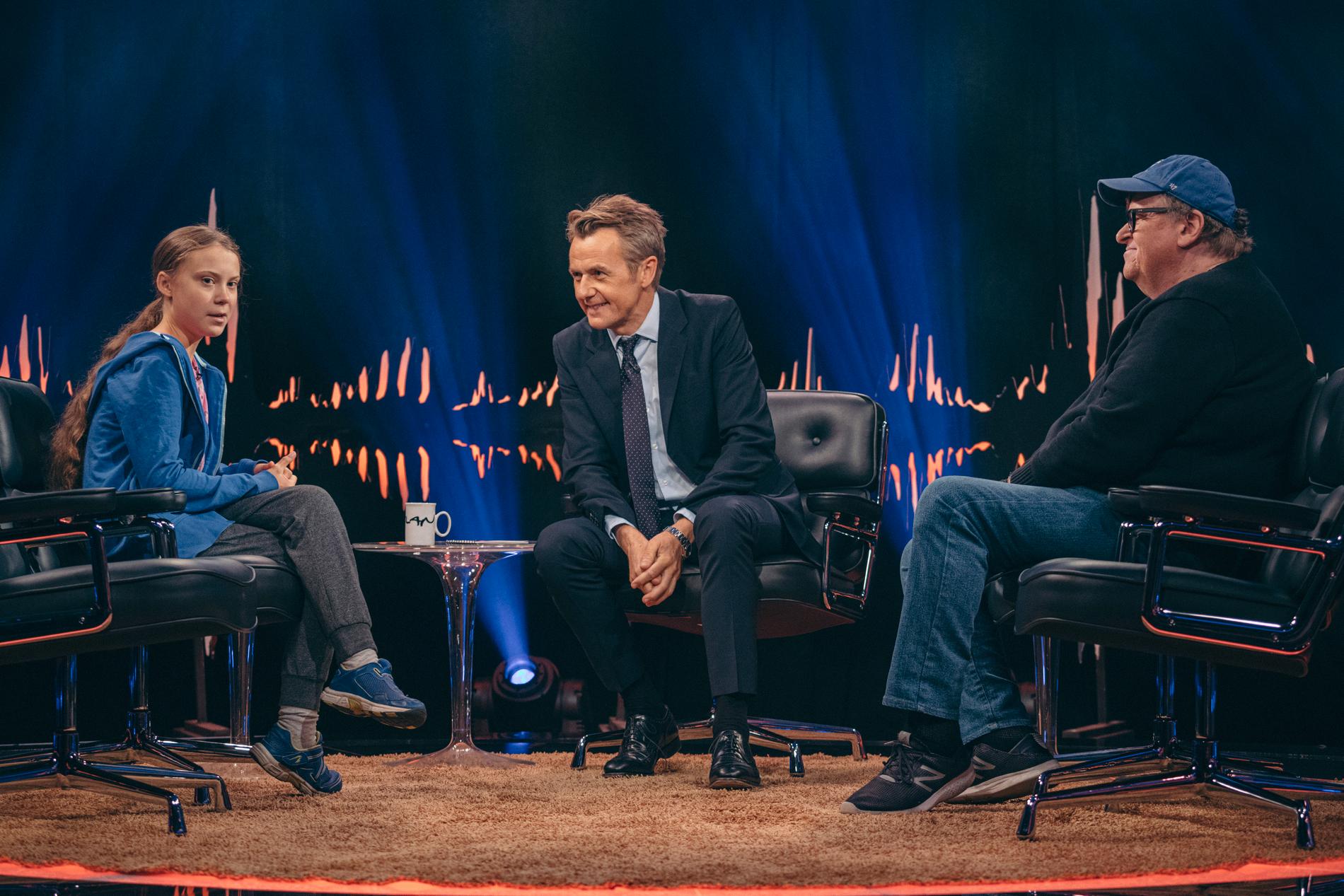 Greta Thunberg och Michael Moore hos Fredrik Skavlan (mitten) 2019. Pressbild.