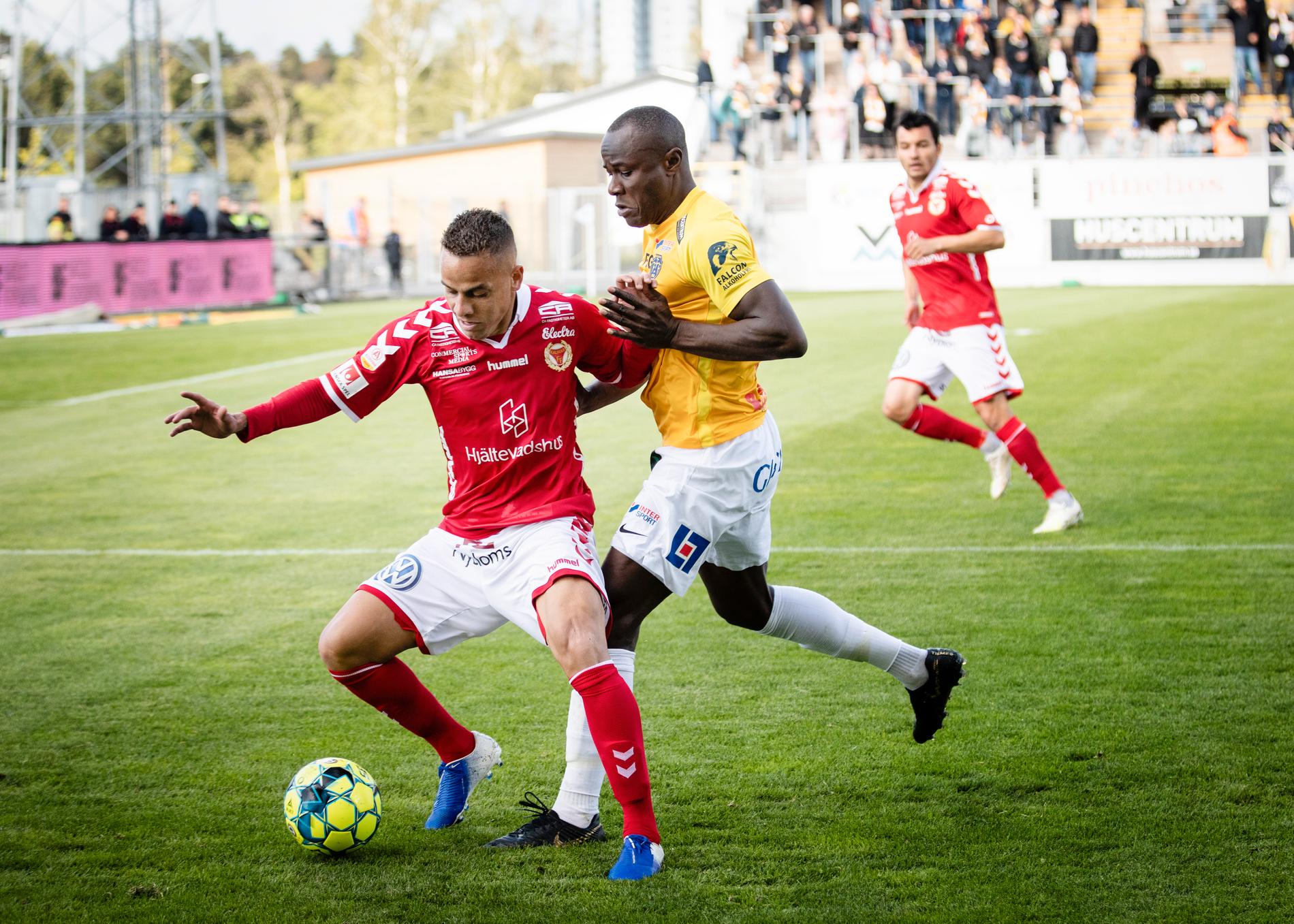 Kalmars brasse Rafinha, som gjorde sin första match från start, mot Falkenbergs Nsima Peter under lördagens fotbollsmatch i allsvenskan mellan Falkenberg och Kalmar.