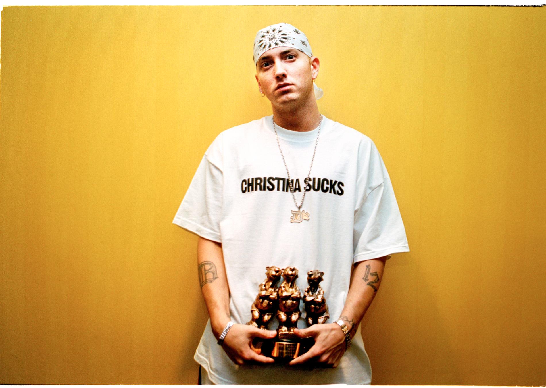 Arg Eminem passade på att skicka ett meddelande till Christina Aguilera när han tog emot sina rockbjörnar 2001.