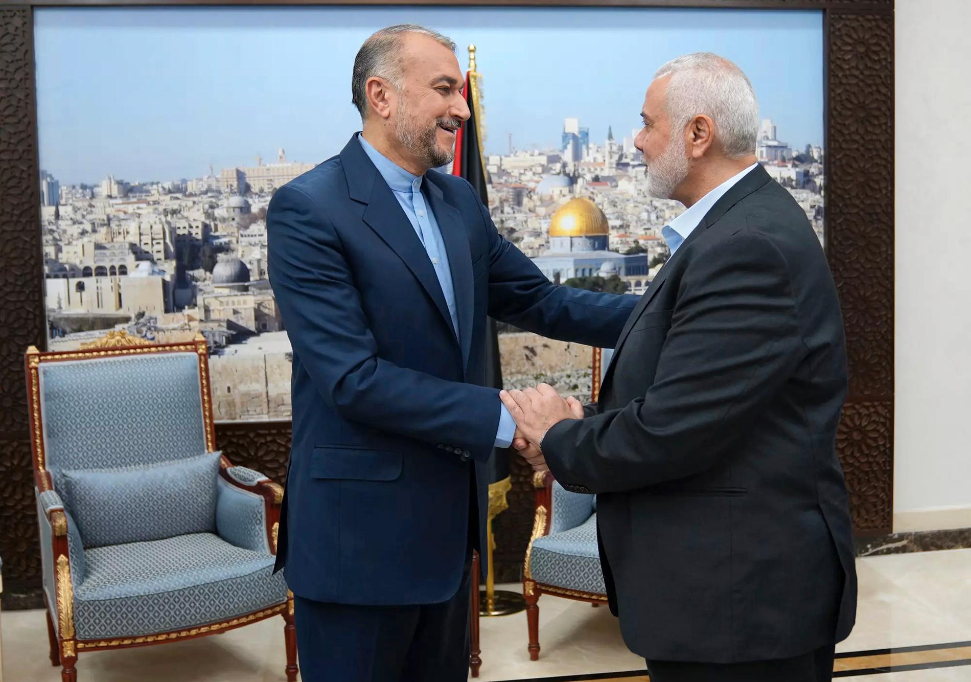 Irans utrikesminister Hossein Amirabdollahian (vänster) träffade Hamasledaren Ismail Haniya (höger) i Qatars huvudstad Doha i oktober. Arkivbild.