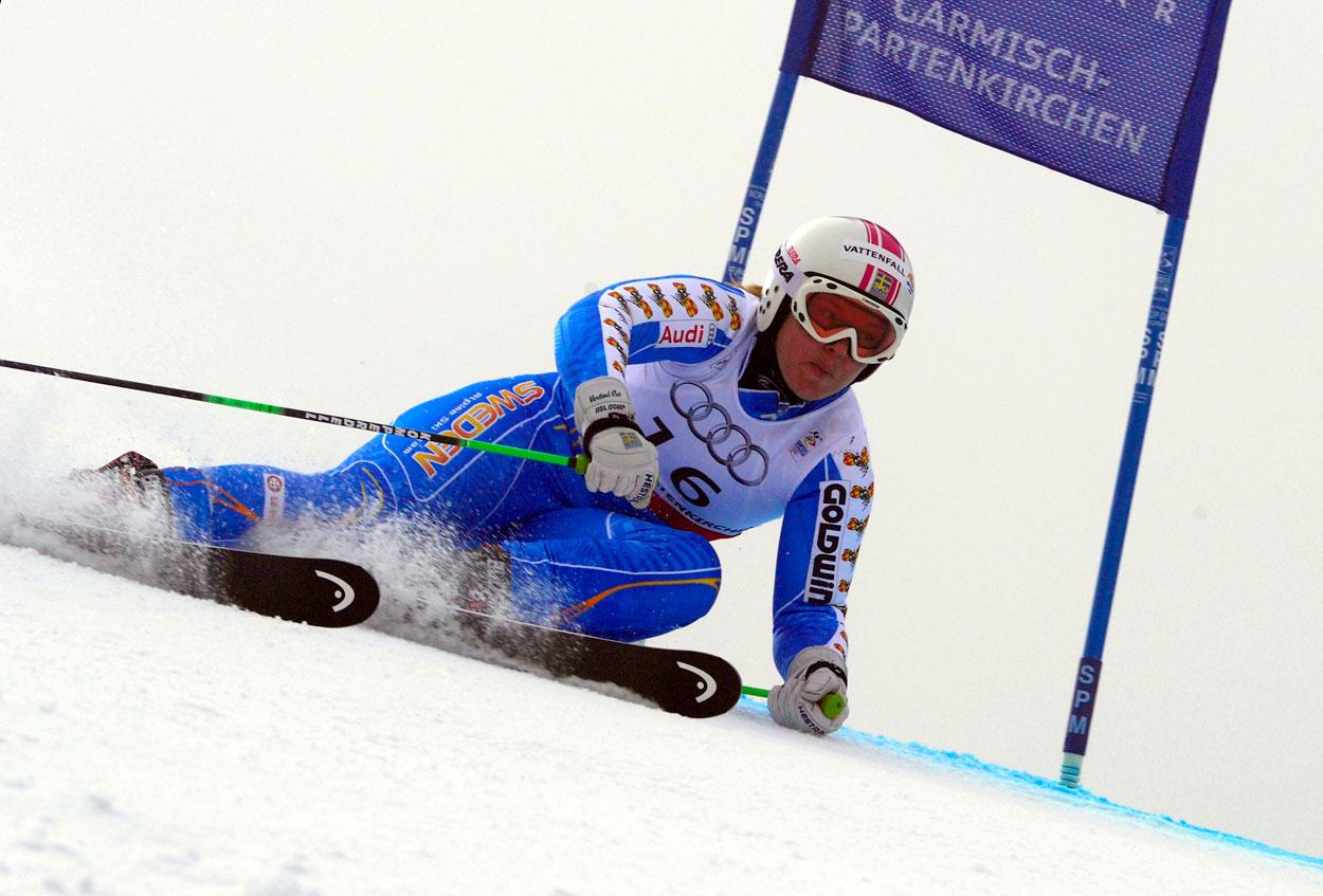 2010/2011 Vid VM i Garmisch Partenkirschen visade Anja återigen vilken mästerskapsåkare hon är. I superkombinationen knep hon bronset som innebar hennes elfte individuella VM-medalj och 18:e mästerskapsmedalj i karriären. När Sverige sedan knep ett brons i lagtävlingen blev Anja på nytt historisk som den som tagit flesta VM-medaljer någonsin. Mästerskapet gav mersmak och Anja meddelade att hon fortsätter även över nästa säsongen. Men då med allt fokus på fartgrenarna.