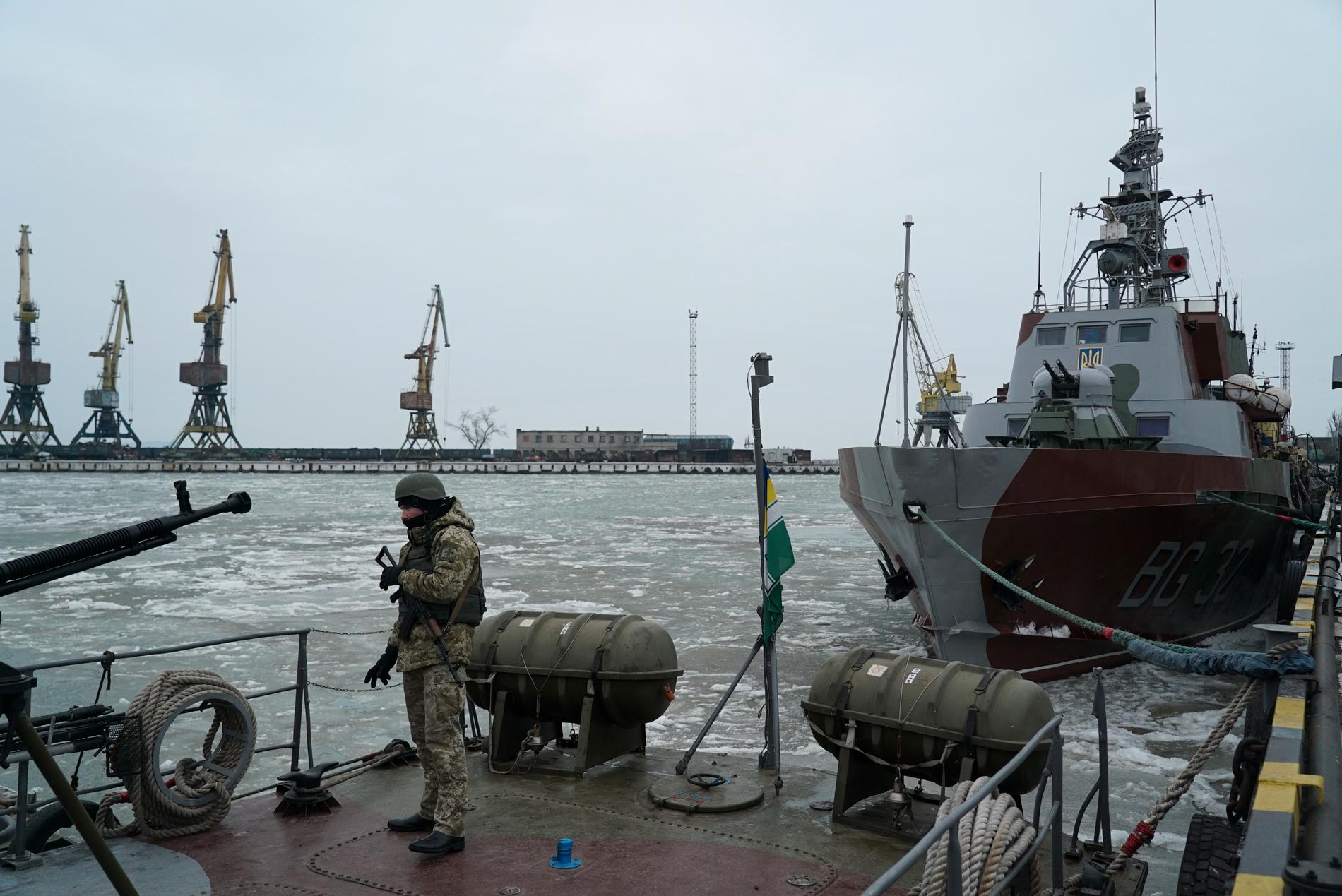 Ukrainska fartyg i hamnen i Mariupol vid Azovska sjön.