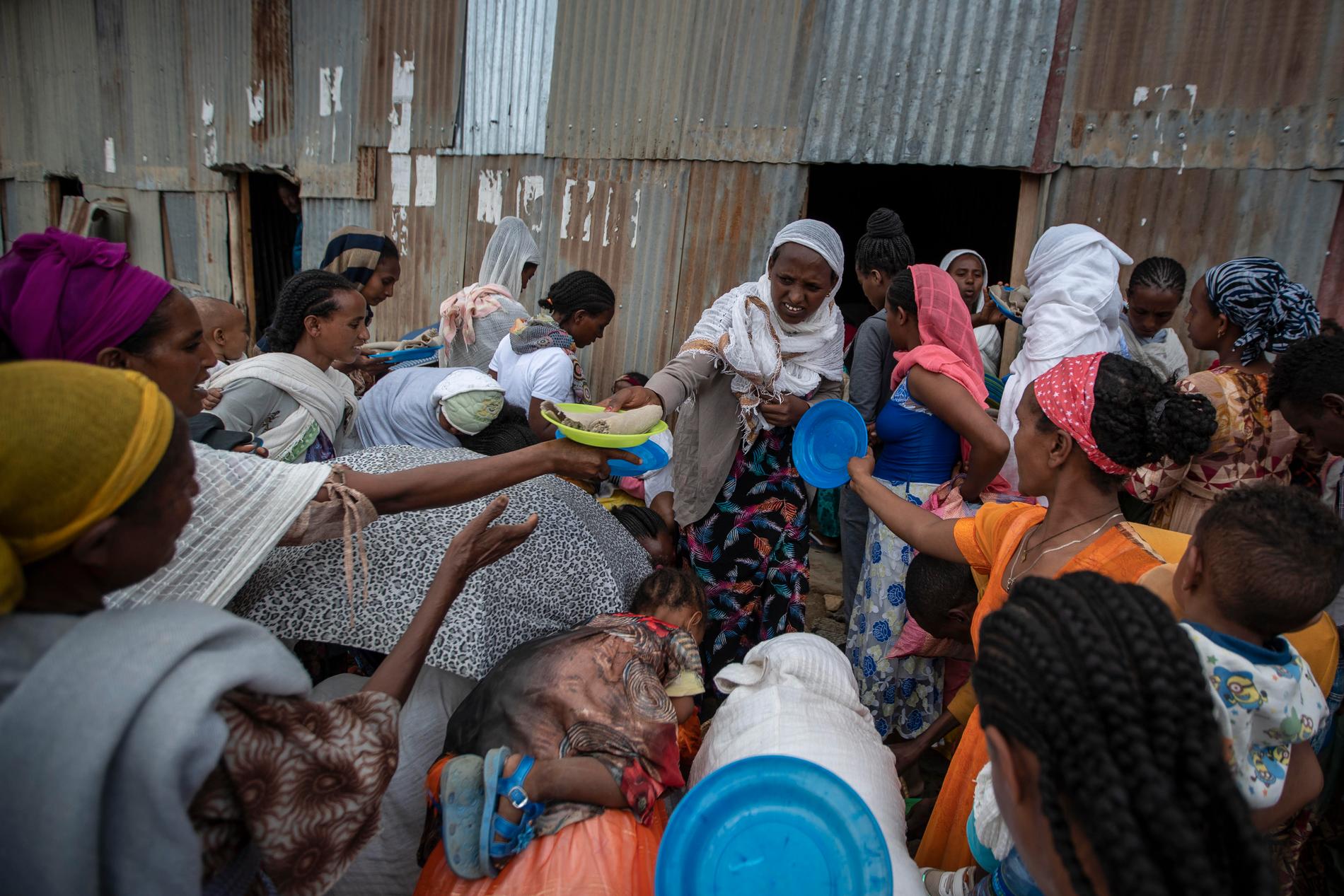 Flyktingar från Tigray köar för mat. Under våren rapporterade TT att hungersnöden och stor brist på avgörande förnödenheter och medicin var akut i Tigray, där hundratusentals invånare riskerar att drabbas av svält. 