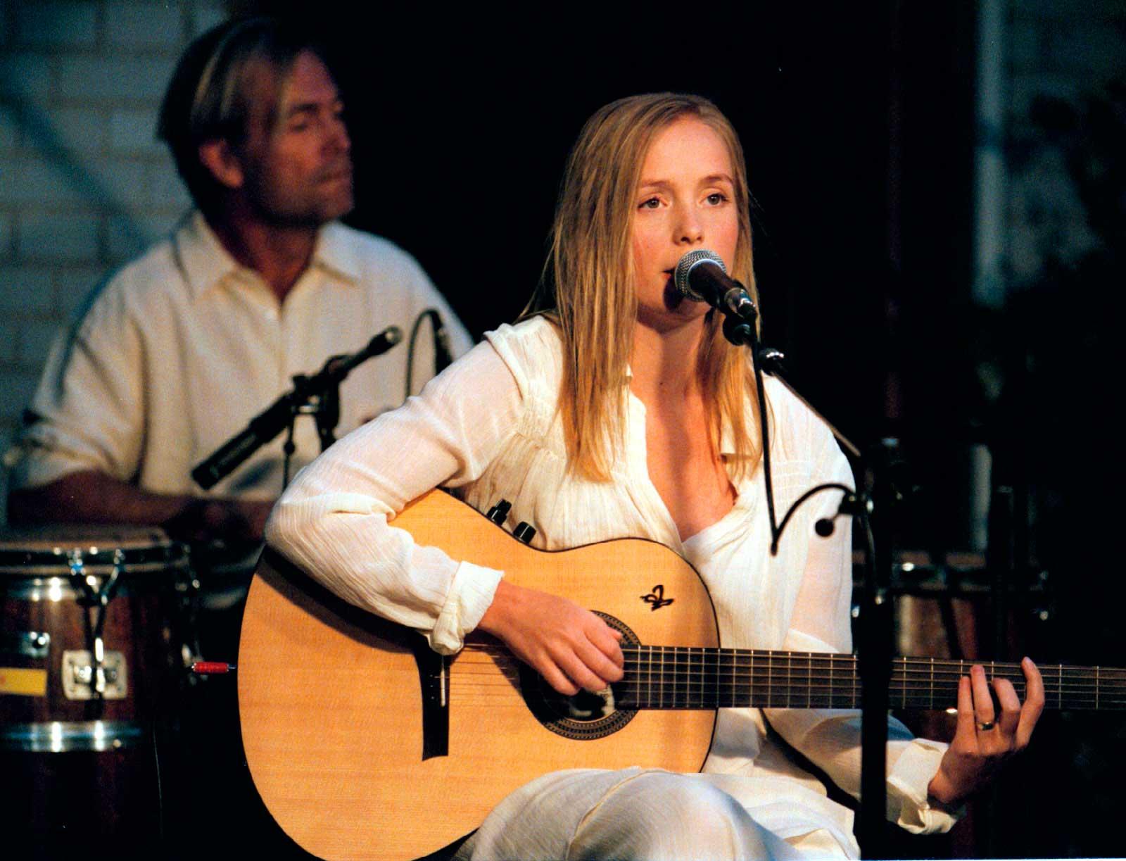 Lisa Ekdahl på scen 1995.