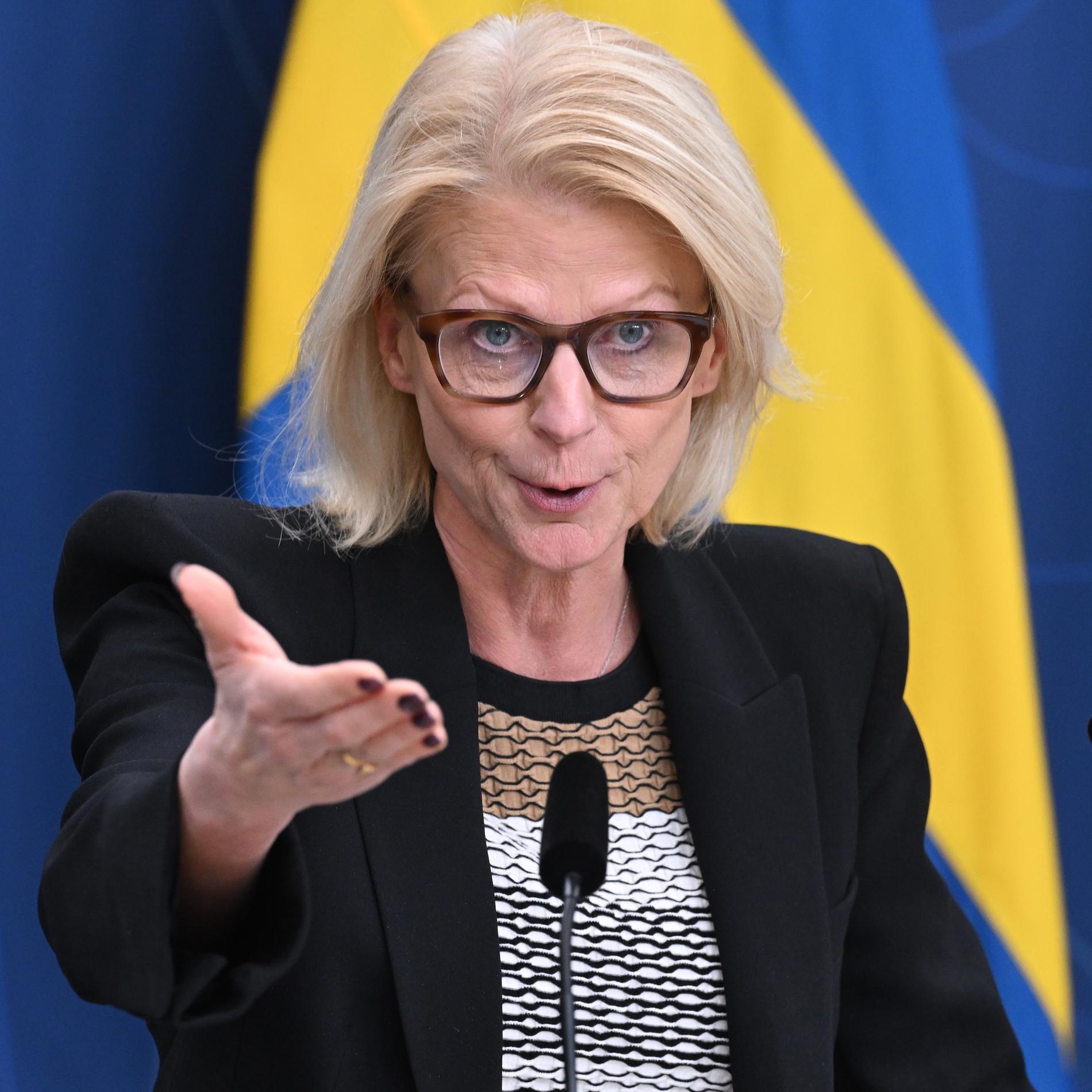 Finansminister Elisabeth Svantesson behöver ett nytt manus. Att skylla politisk passivitet på inflationen kommer inte att fungerar nästa år.
