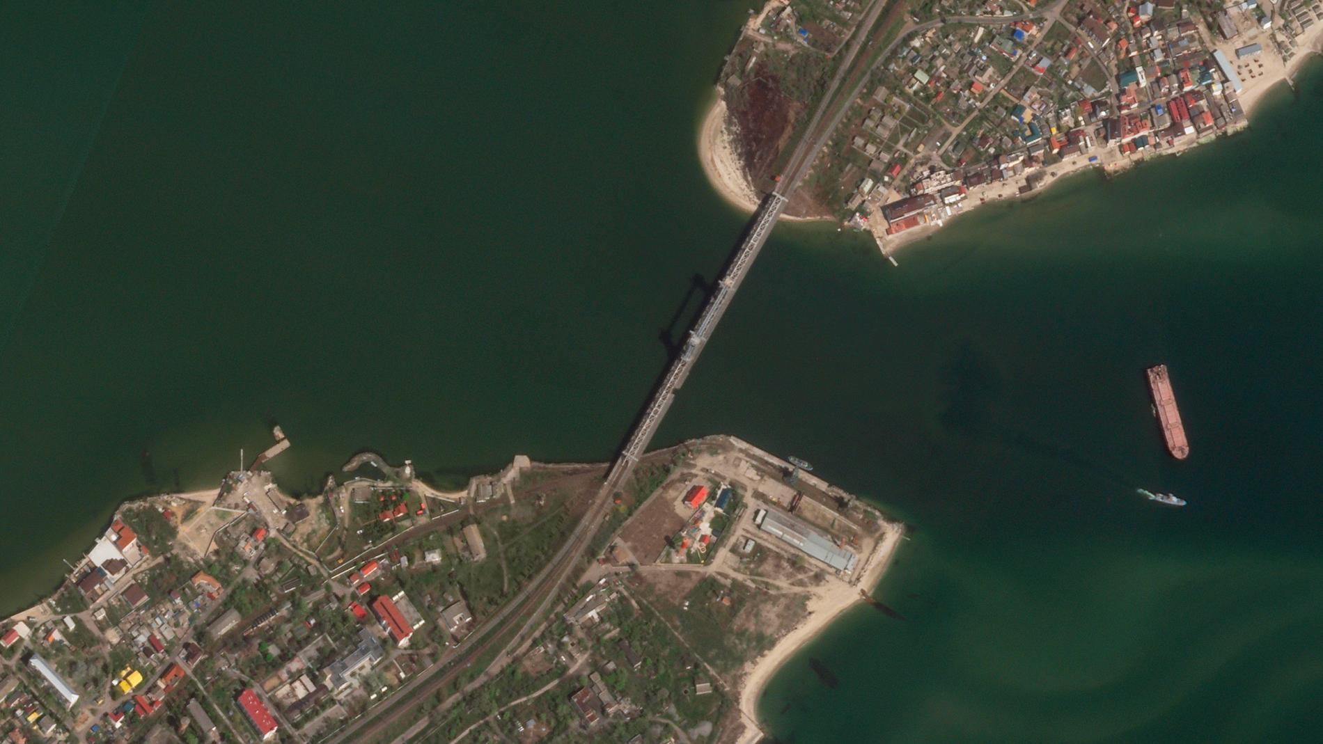 En strategisk järnvägsbro i Odessa har sprängts för att stoppa Ukrainas veteexport.